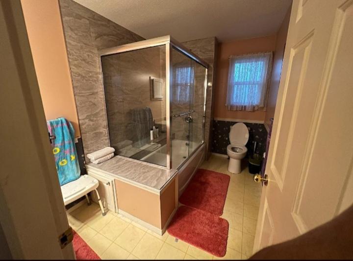 The Breakfast Suite with 2 Queen beds in Fraser Valley Getaway R1