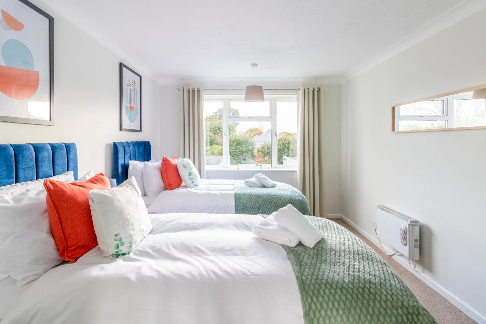 Trendy Sea View 2 bedroom Sleeps 6 - Free Parking