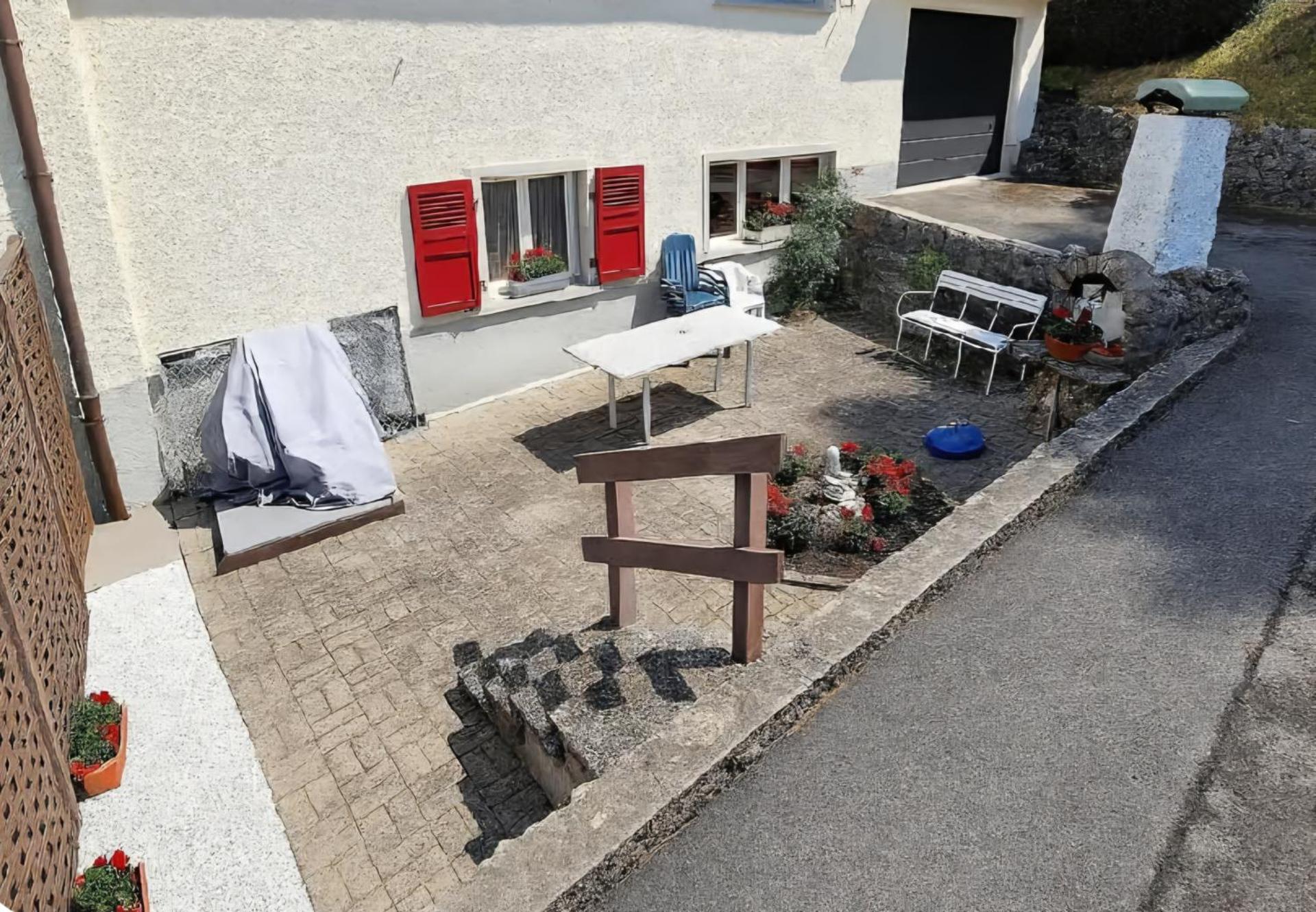 Maison vis-à-vis du lac