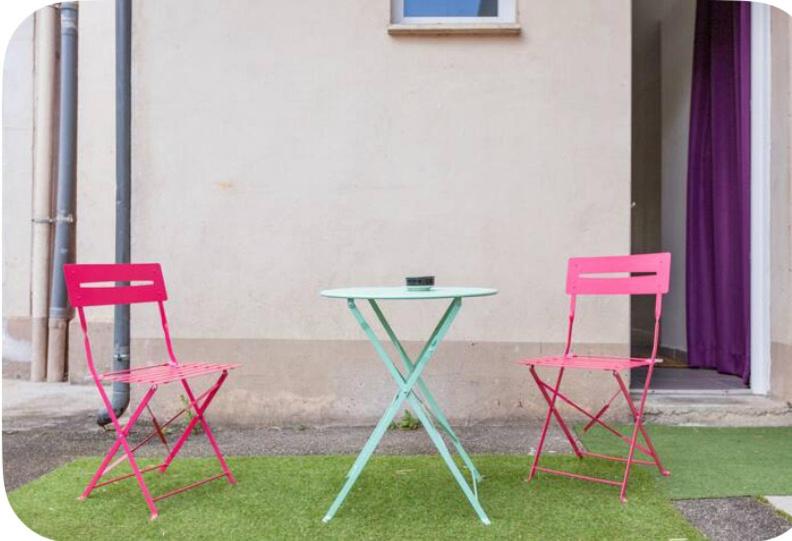 Chambre privée face à la gare