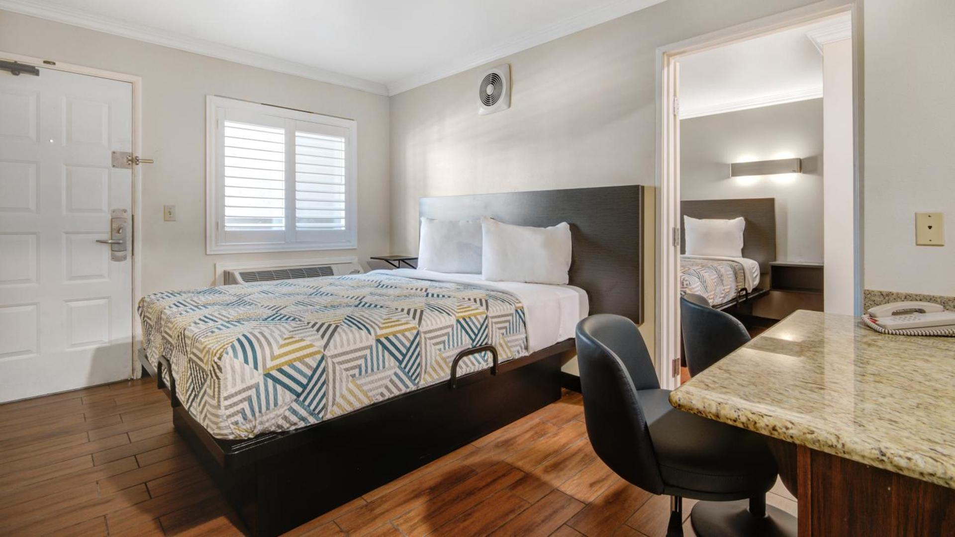 Queen Suite - Non-Smoking