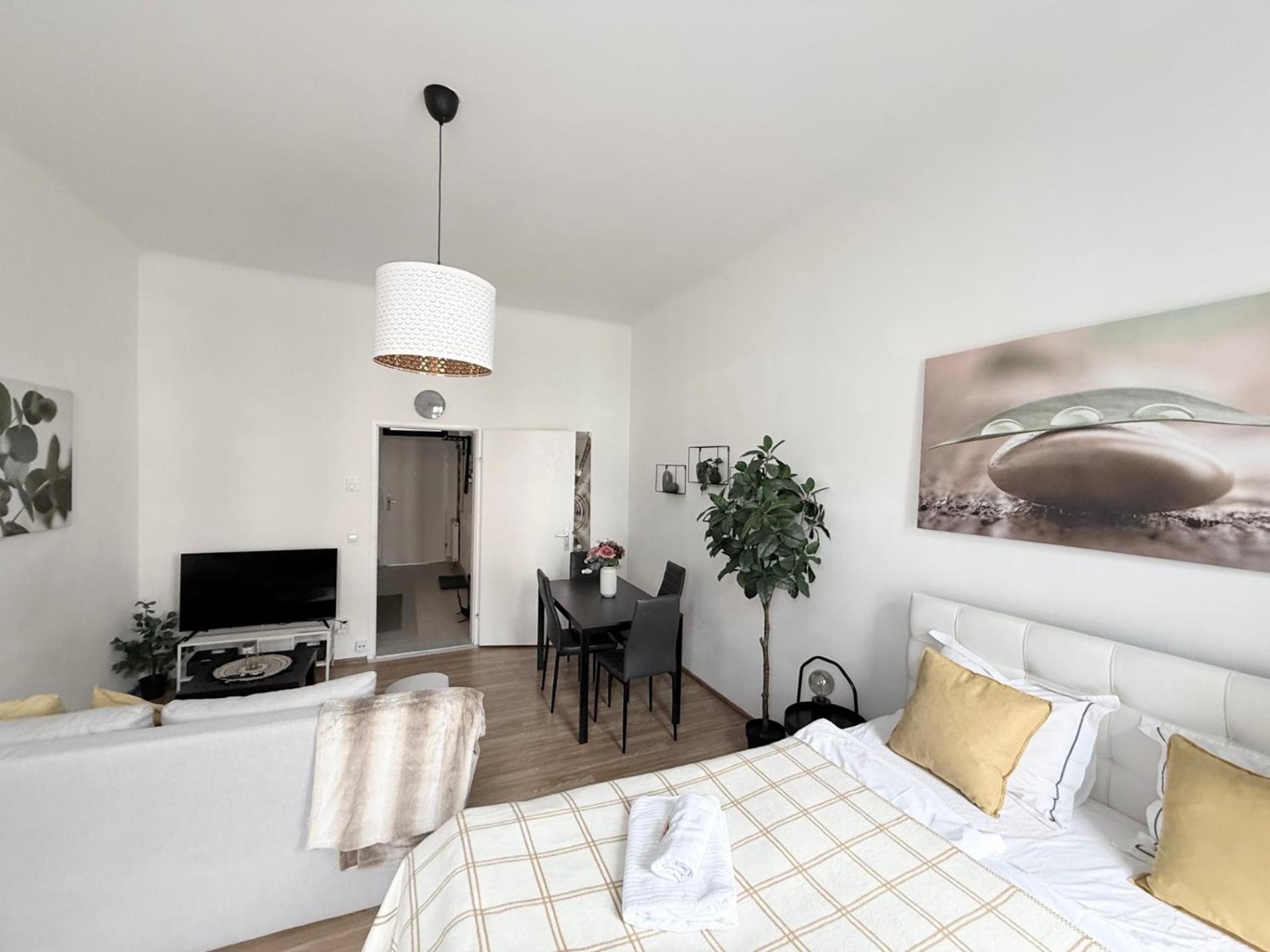 CITY&MORE-11! Schickes Apartment mit Altbauflair!