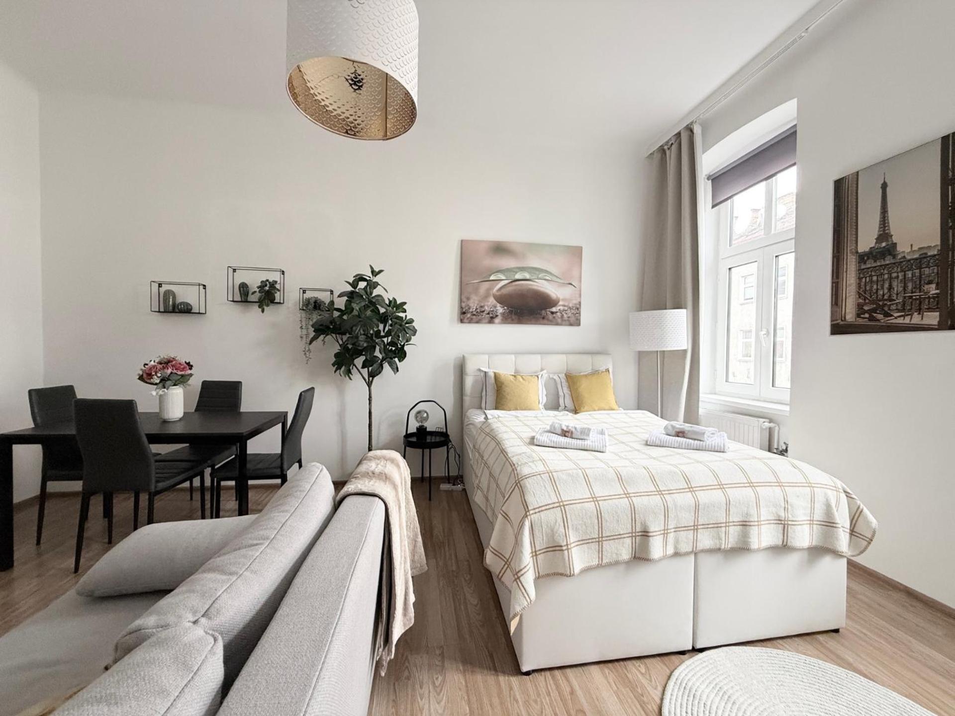 CITY&MORE-11! Schickes Apartment mit Altbauflair!