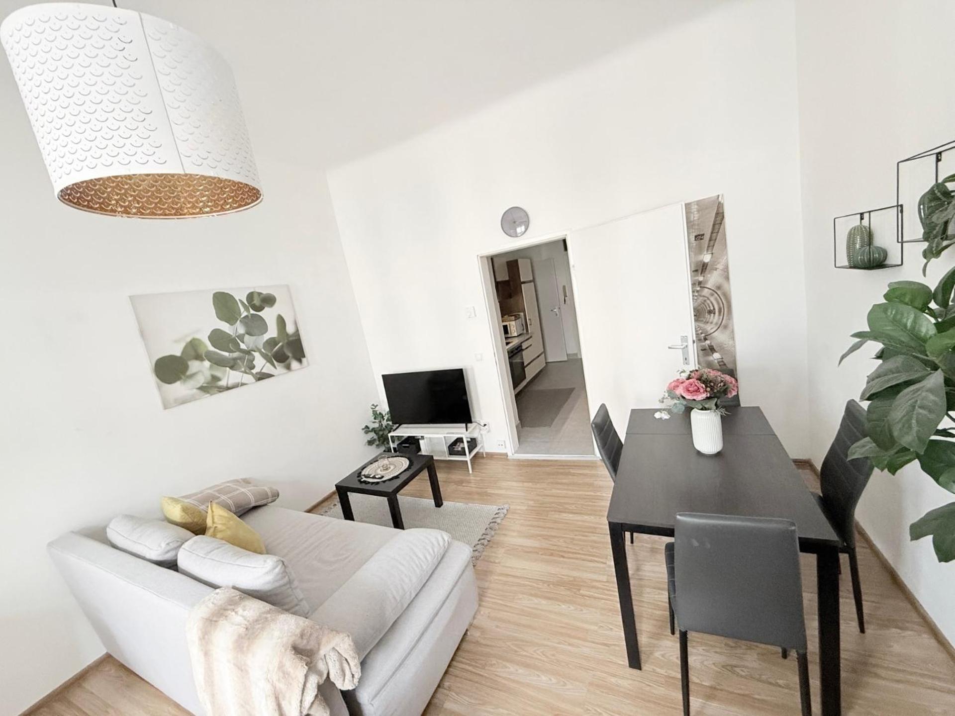 CITY&MORE-11! Schickes Apartment mit Altbauflair!