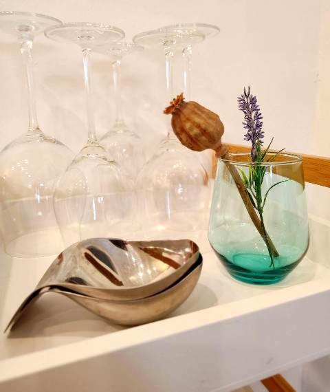 Flair Apartments 'FACHWERK & FLAIR' - Altstadt-Apartment 78 qm für Urlaub oder Geschäftsreise, Innenstadtlage, ruhig, modern, 900 m Bahnhof, 24 Std Check-in, WLAN, Streaming, Küche, Regendusche, 2 x Doppelbett, direkt am neuen Markt in der Altstadt