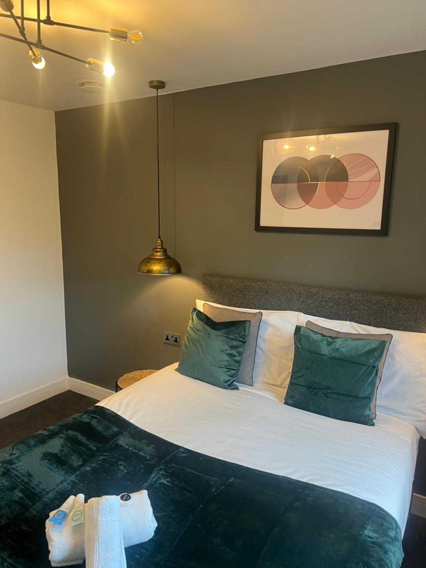 Winter Serviced 1 BED APARTMENT - Free WIFI - Free Parking - Smart TV