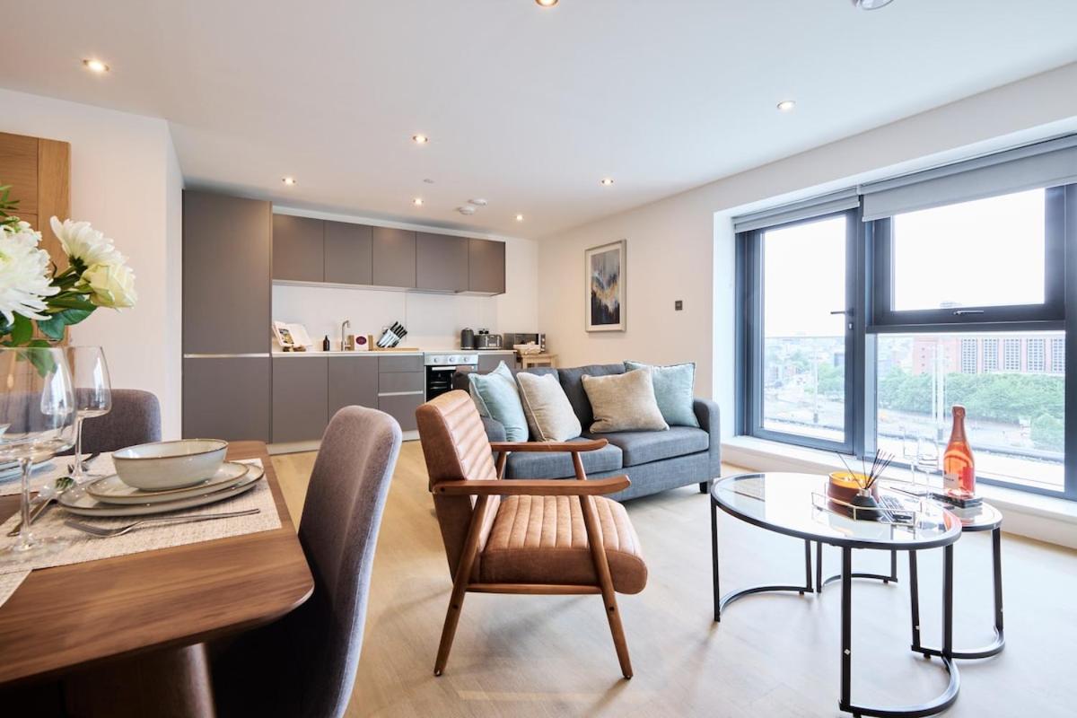 Leeds City Centre Luxury Penthouse with Private Terrace