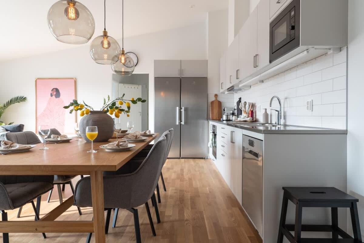 Youthful 3BR Flat with Balcony and Hobby Game Board