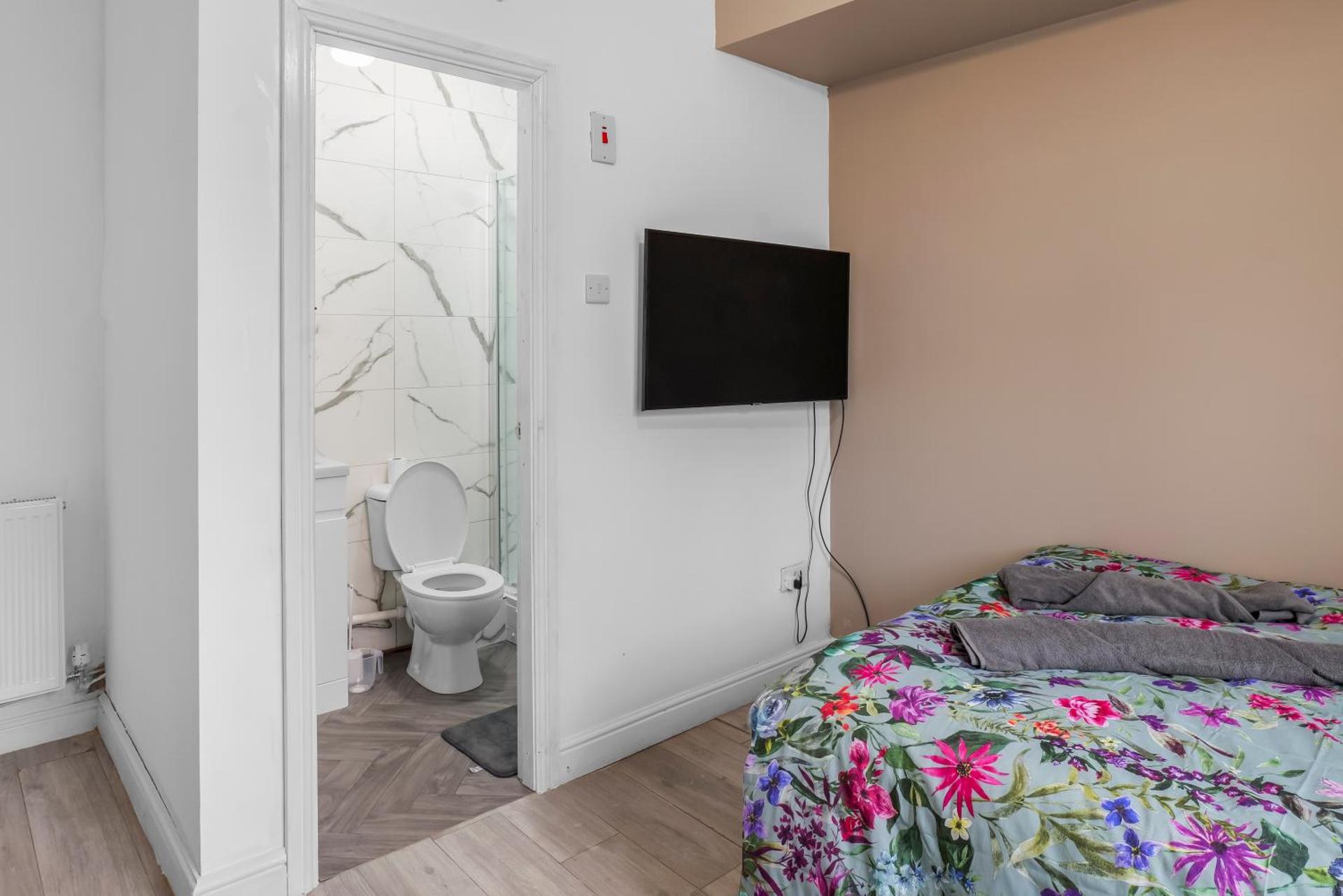 Unique 3 Bedrooms, 3 Ensuite, FREE WiFi, Private Parking