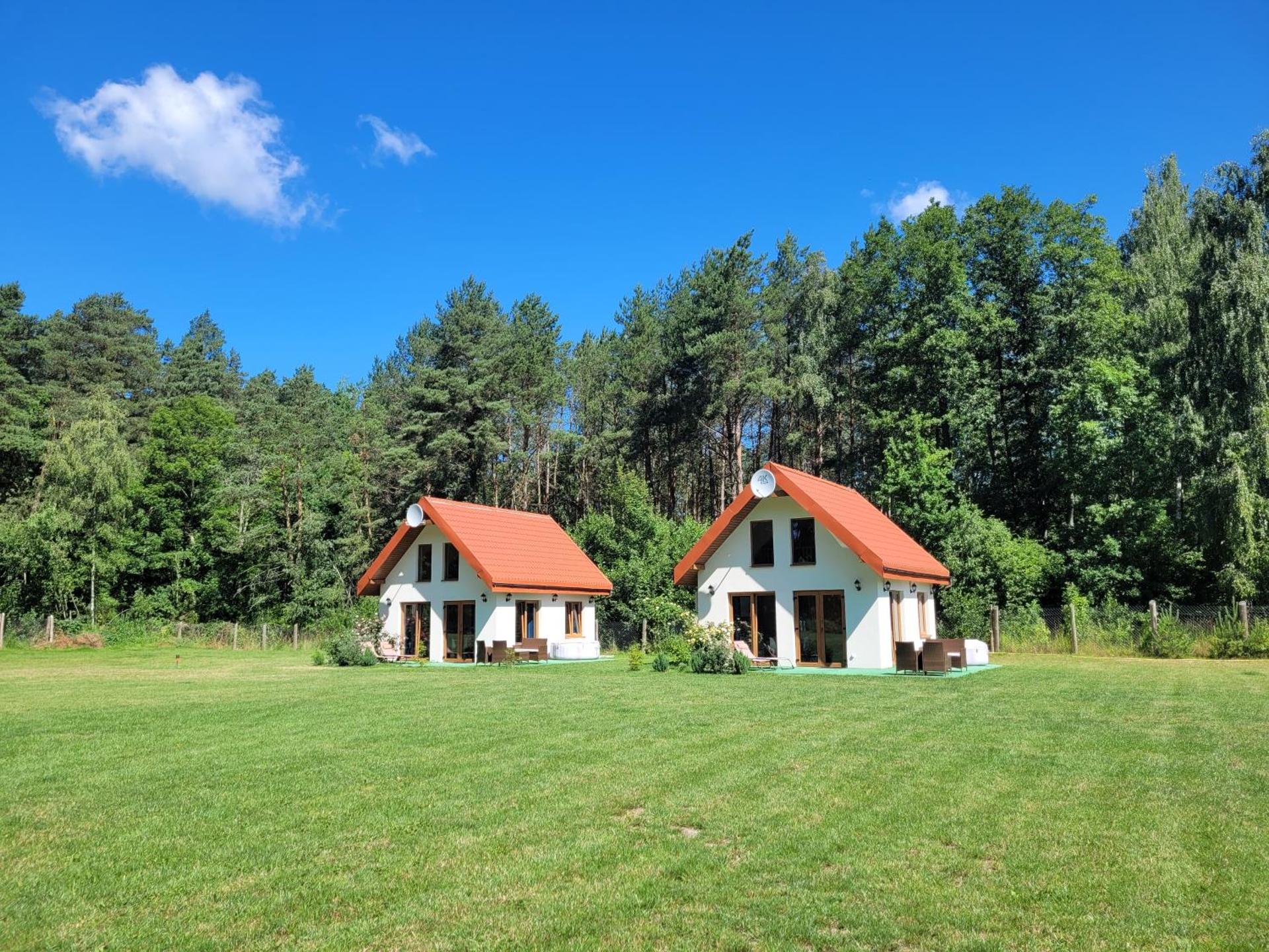 Domki nad stawem w Harszu