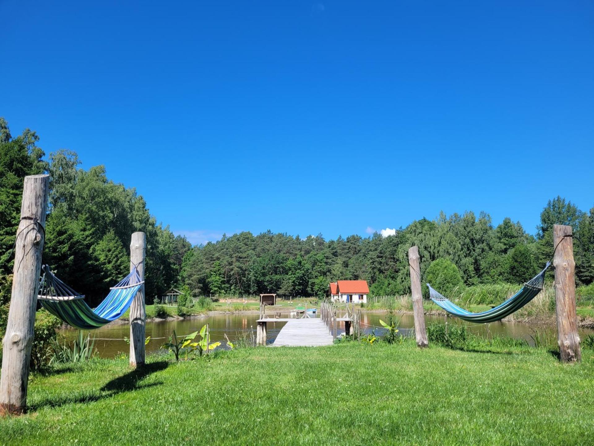 Domki nad stawem w Harszu