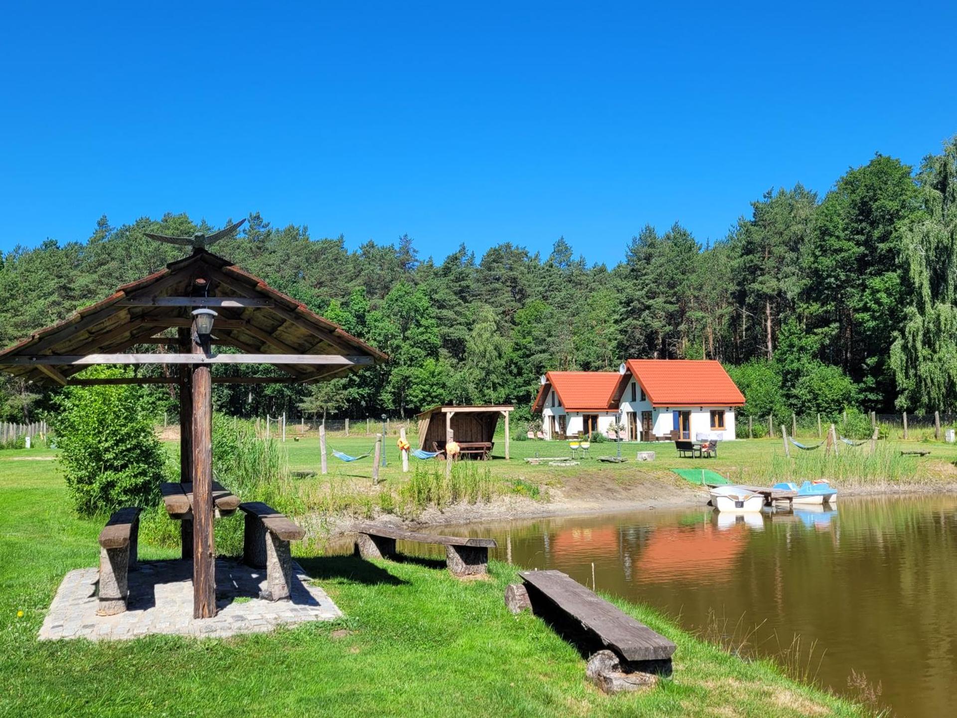 Domki nad stawem w Harszu