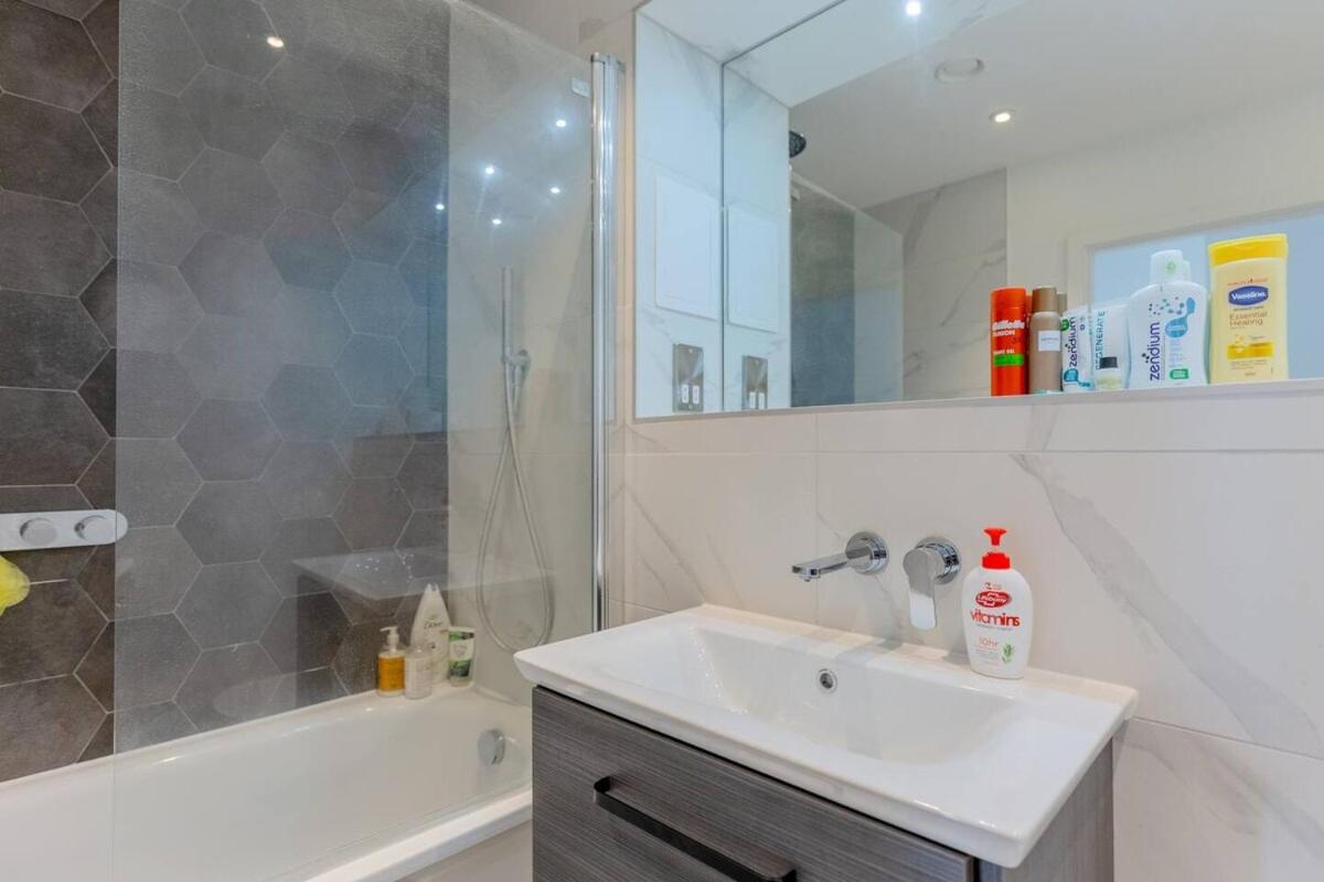 Stylish 2 Bed Flat in Battersea - Private Balcony