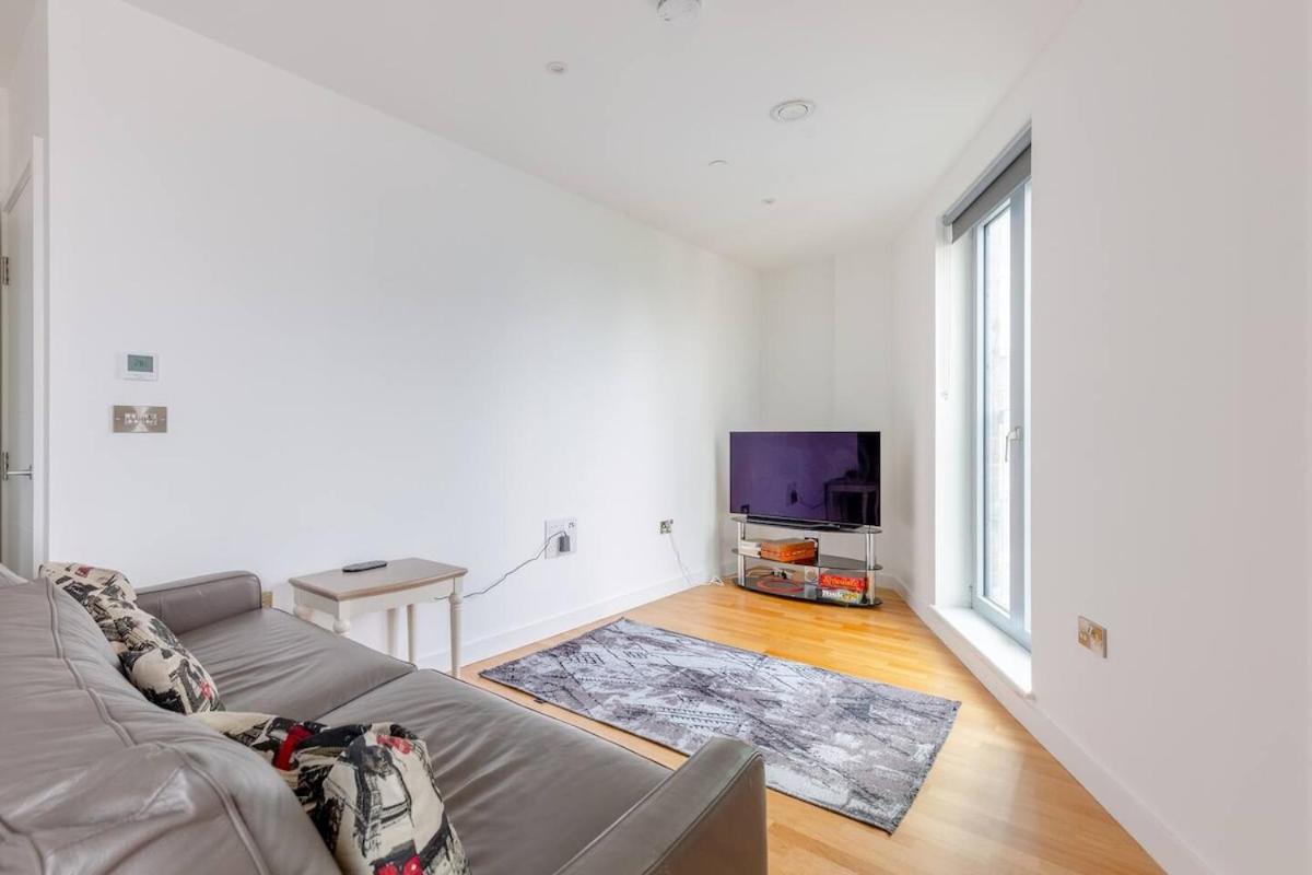 Stylish 2 Bed Flat in Battersea - Private Balcony