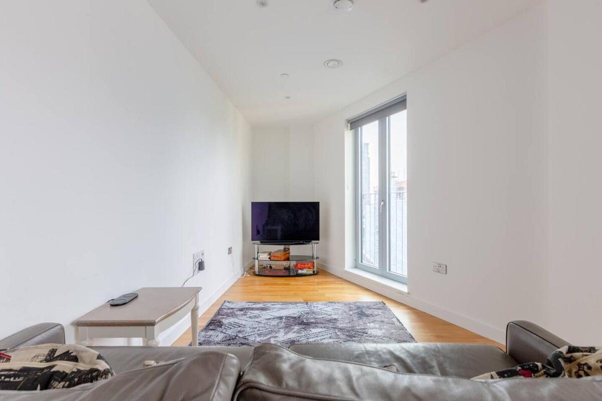 Stylish 2 Bed Flat in Battersea - Private Balcony