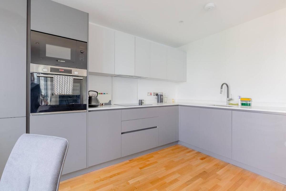 Stylish 2 Bed Flat in Battersea - Private Balcony