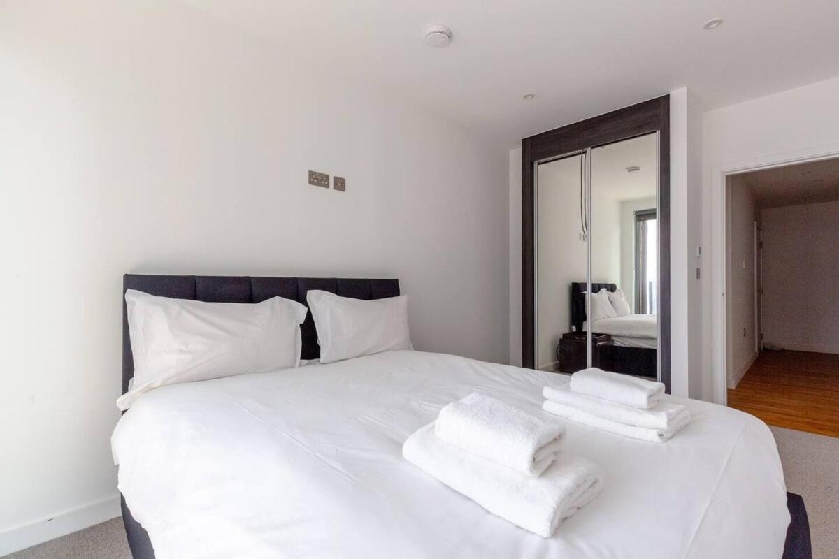 Stylish 2 Bed Flat in Battersea - Private Balcony