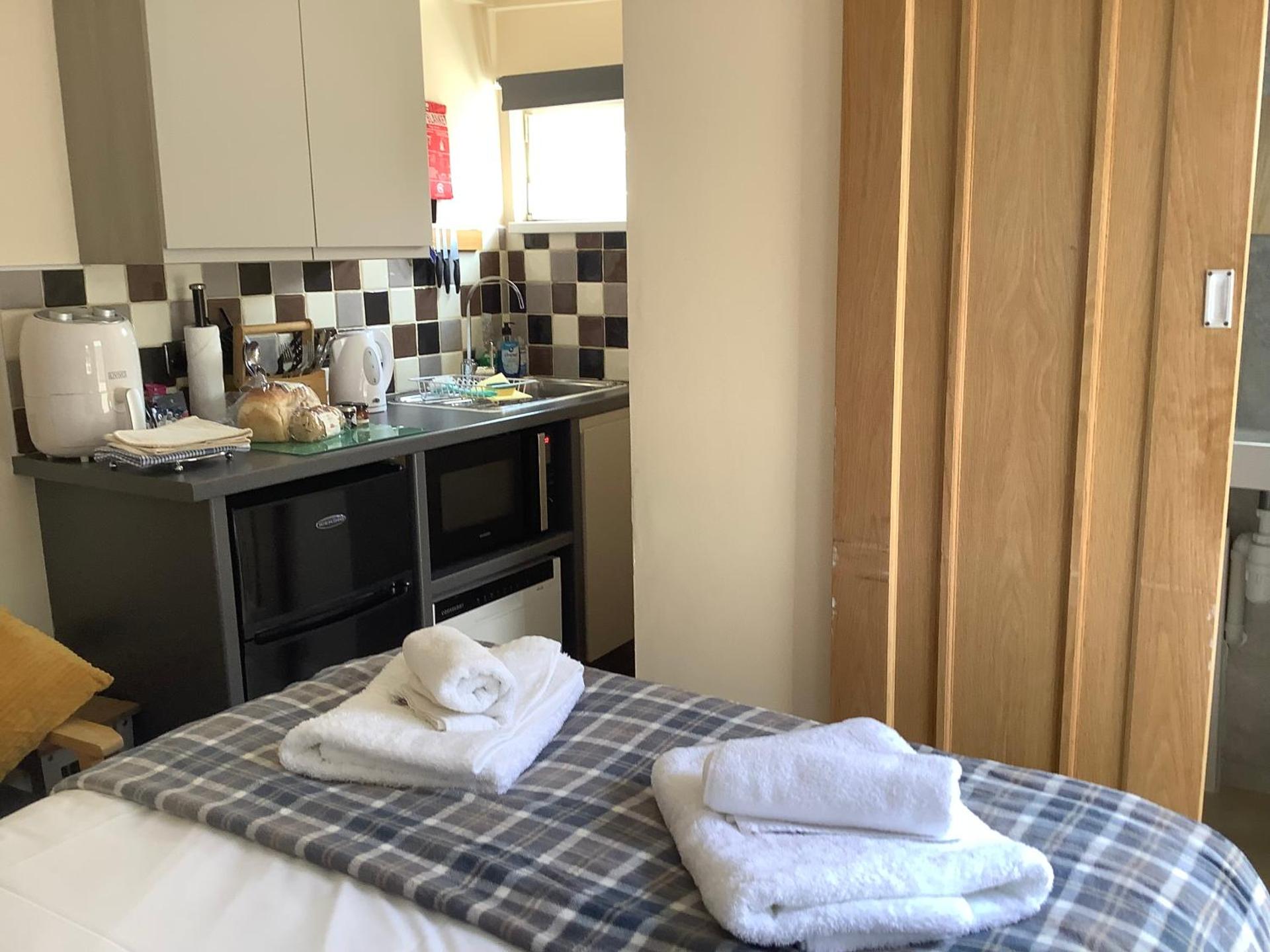 Auntie Bett's - Cosy Double Bedded Ensuite Room with Mini Kitchen