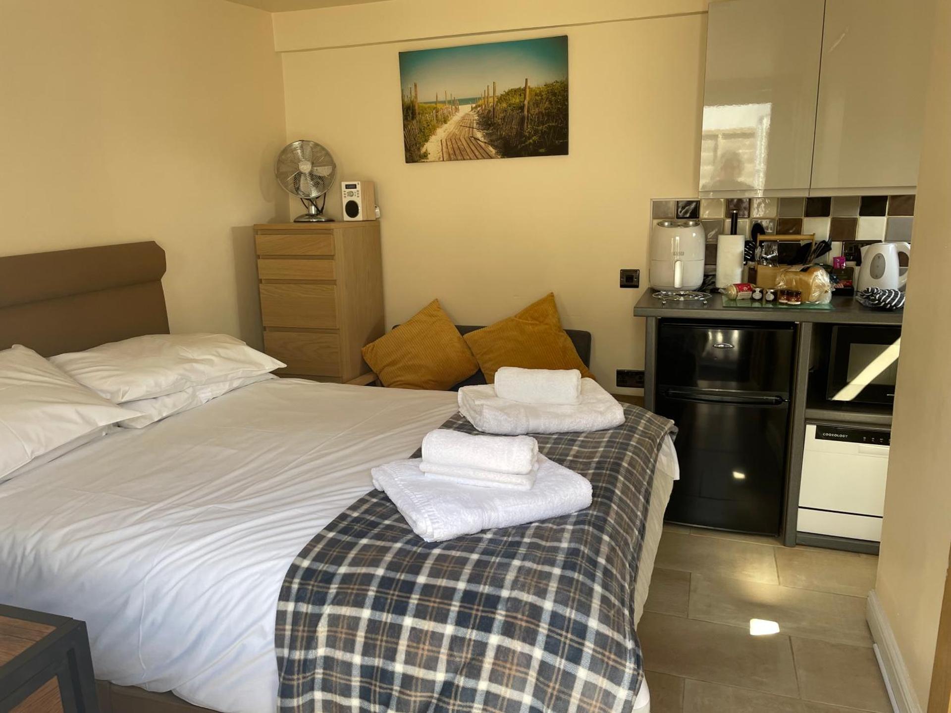 Auntie Bett's - Cosy Double Bedded Ensuite Room with Mini Kitchen