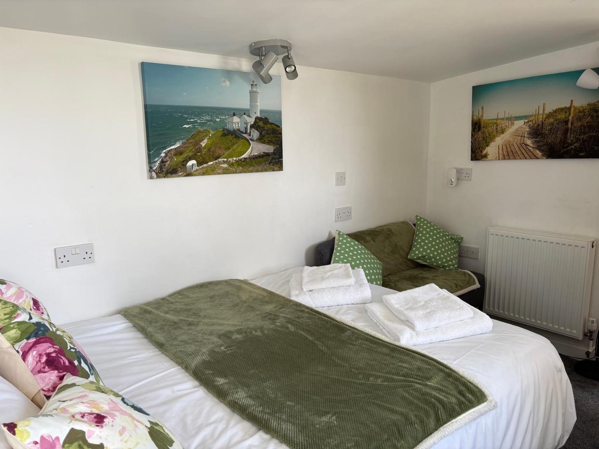 Cosy Cabin for Two with Lovely Countryside Views, Near Kingsbridge