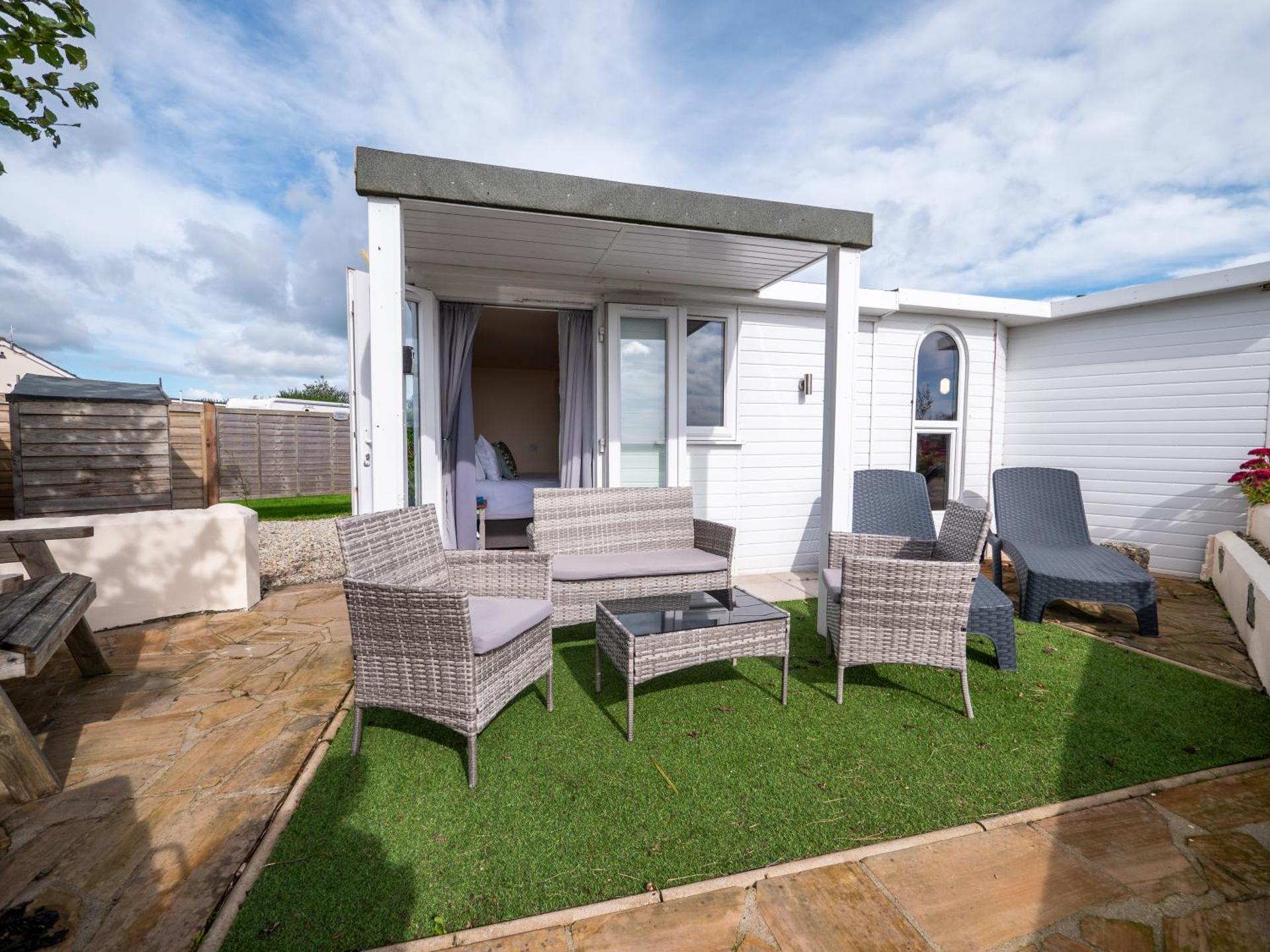 Cosy Cabin for Two with Lovely Countryside Views, Near Kingsbridge