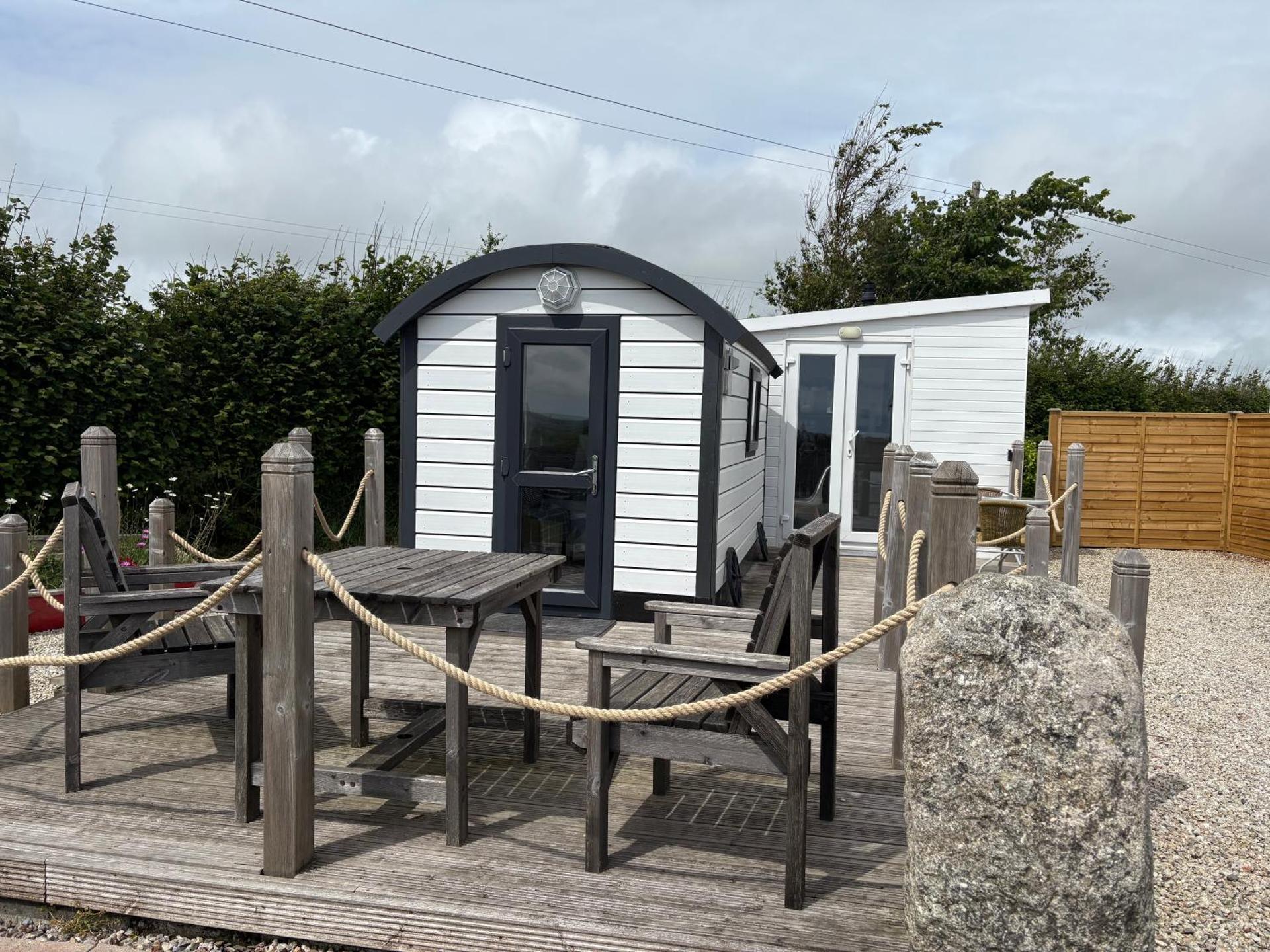 Estuary View - Cosy Shepherds Hut for Two with Private Facilities