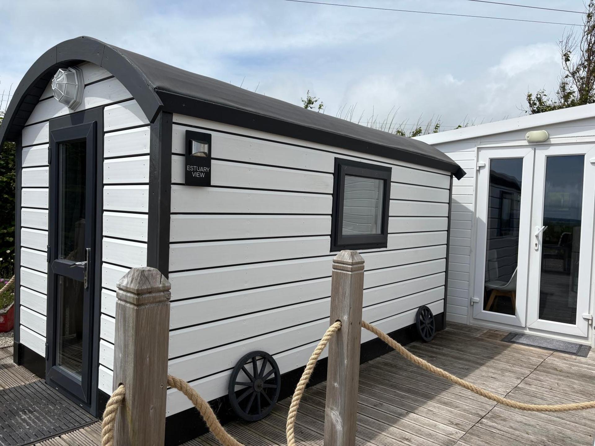 Estuary View - Cosy Shepherds Hut for Two with Private Facilities