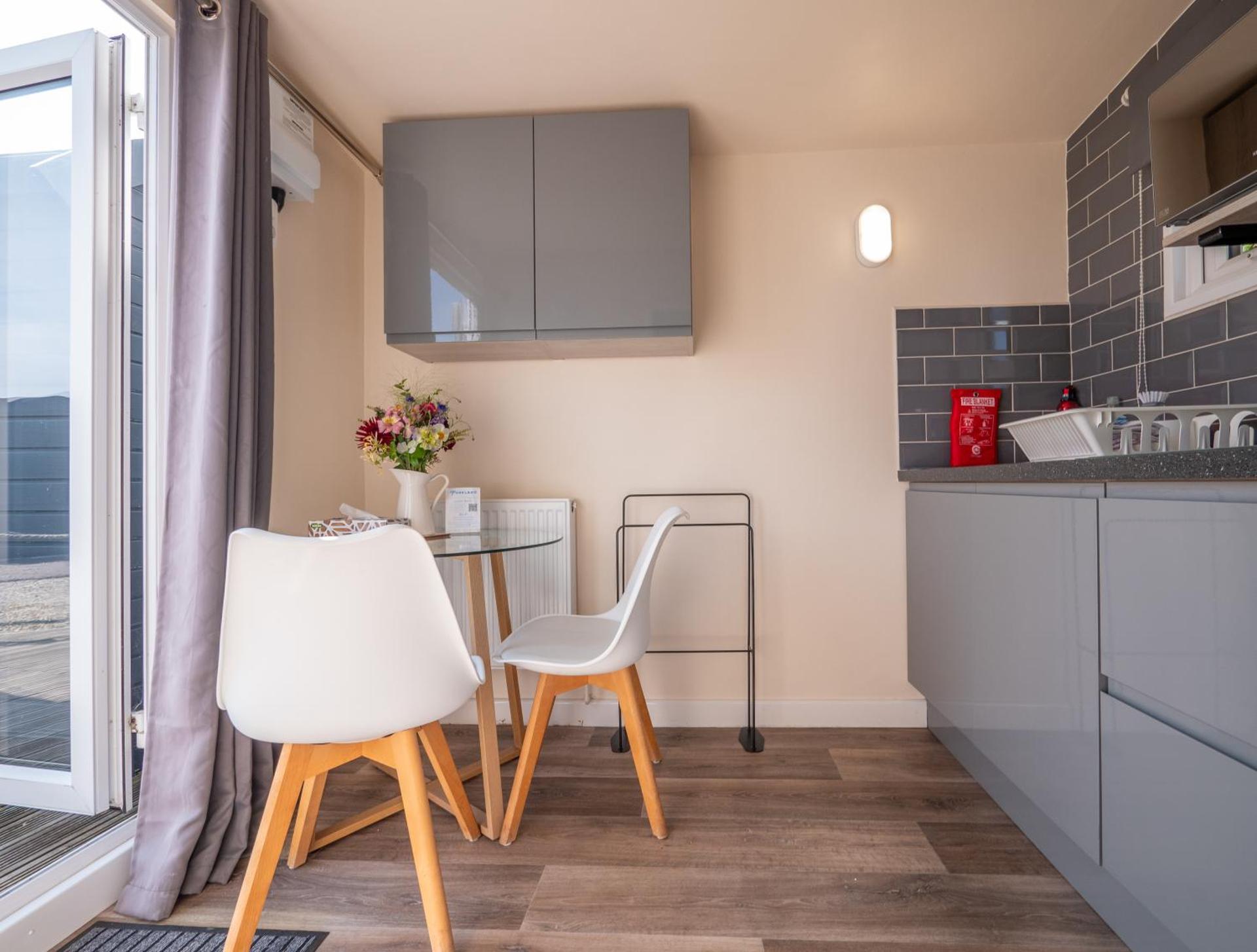 Estuary View - Cosy Shepherds Hut for Two with Private Facilities