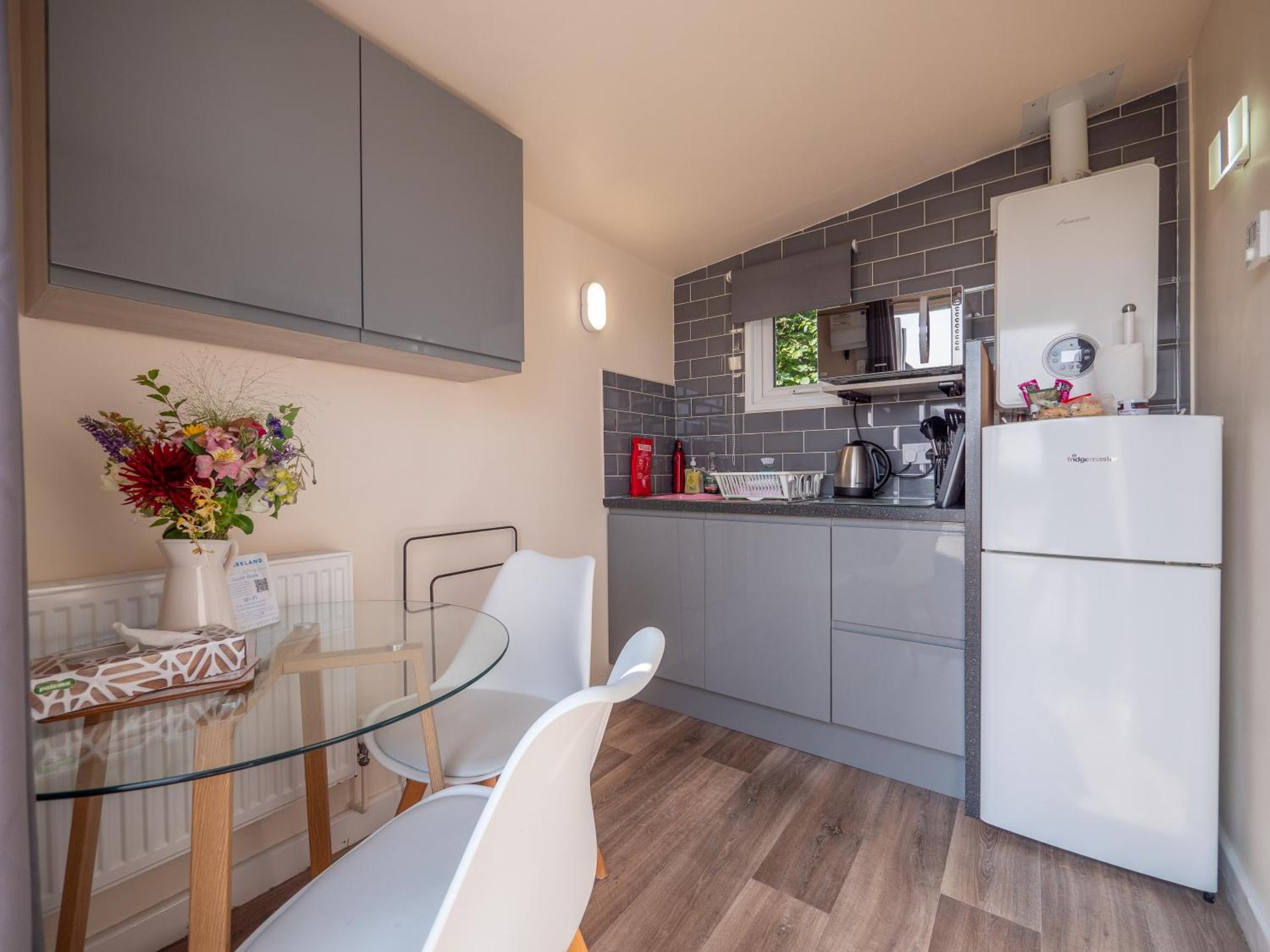 Estuary View - Cosy Shepherds Hut for Two with Private Facilities