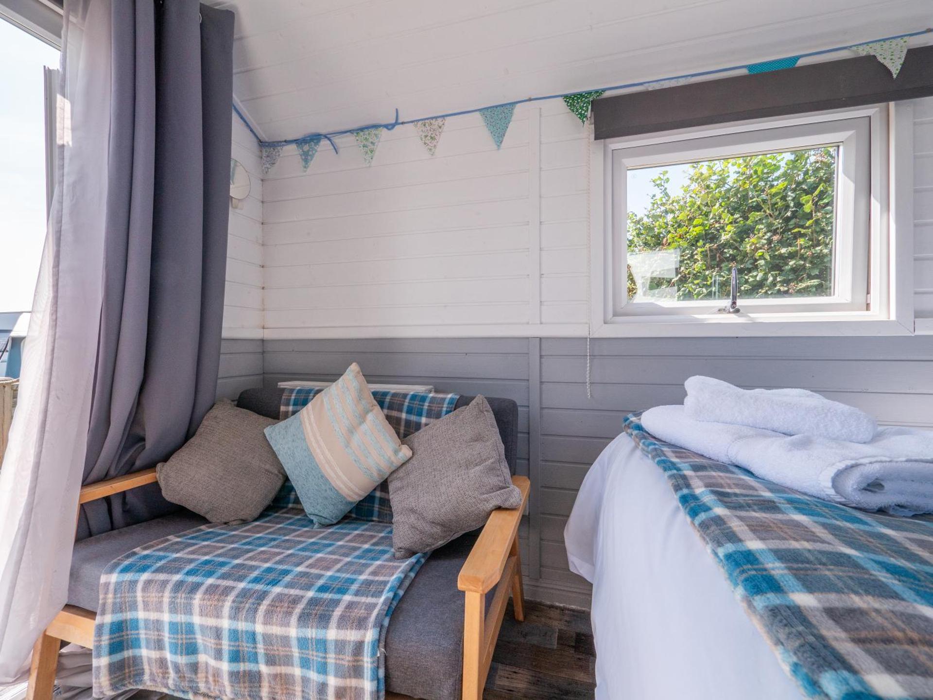 Estuary View - Cosy Shepherds Hut for Two with Private Facilities