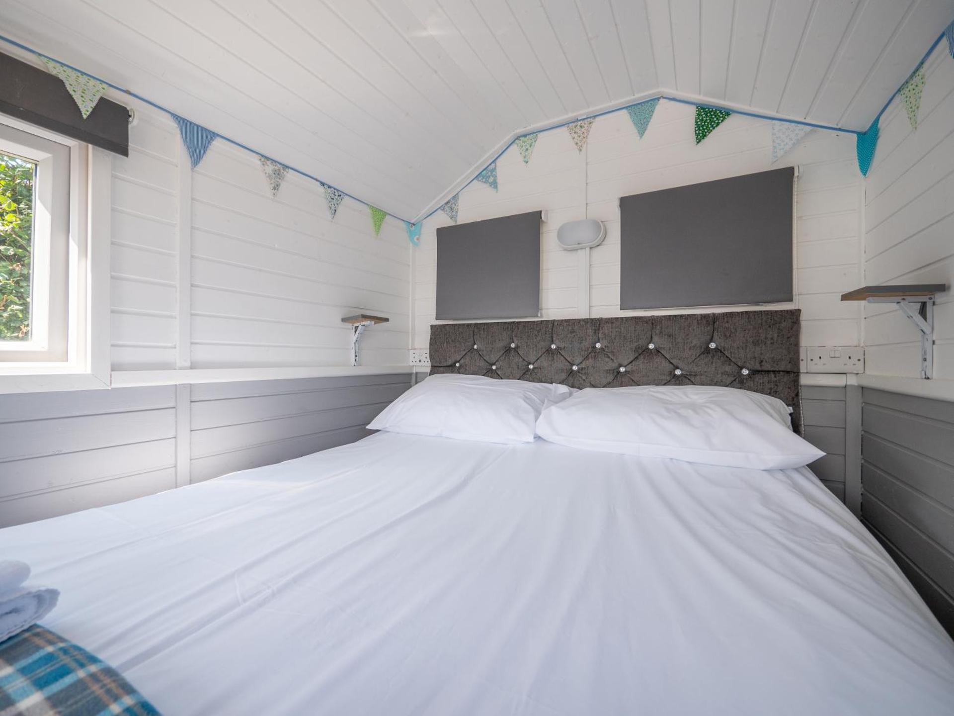 Estuary View - Cosy Shepherds Hut for Two with Private Facilities