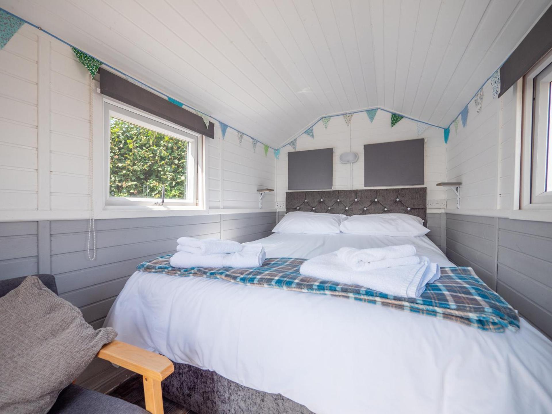 Estuary View - Cosy Shepherds Hut for Two with Private Facilities