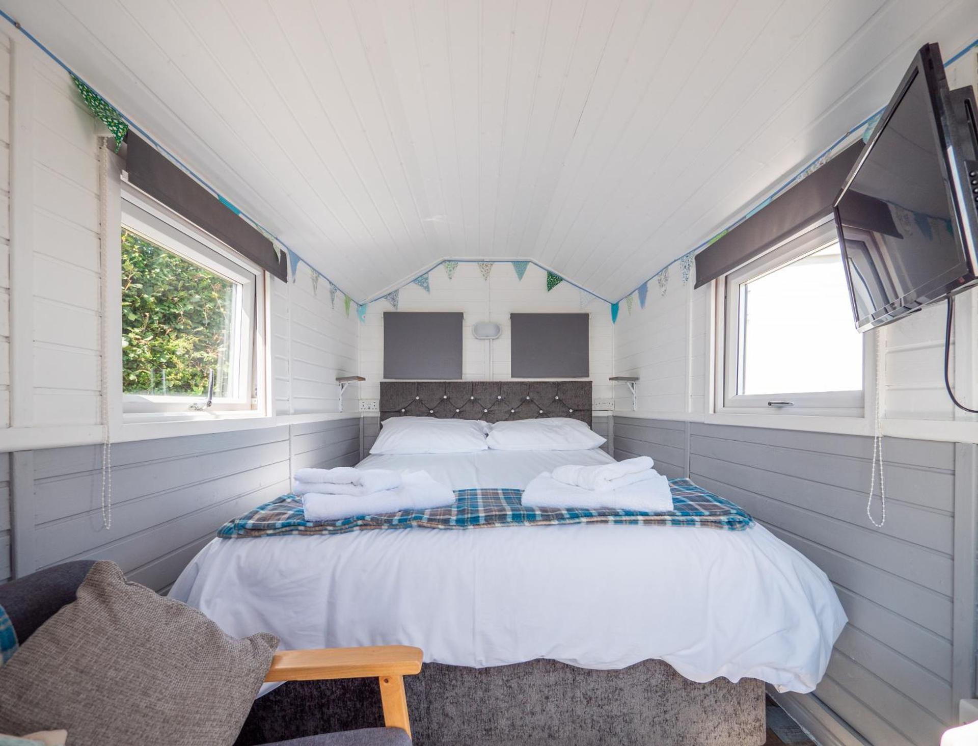 Estuary View - Cosy Shepherds Hut for Two with Private Facilities