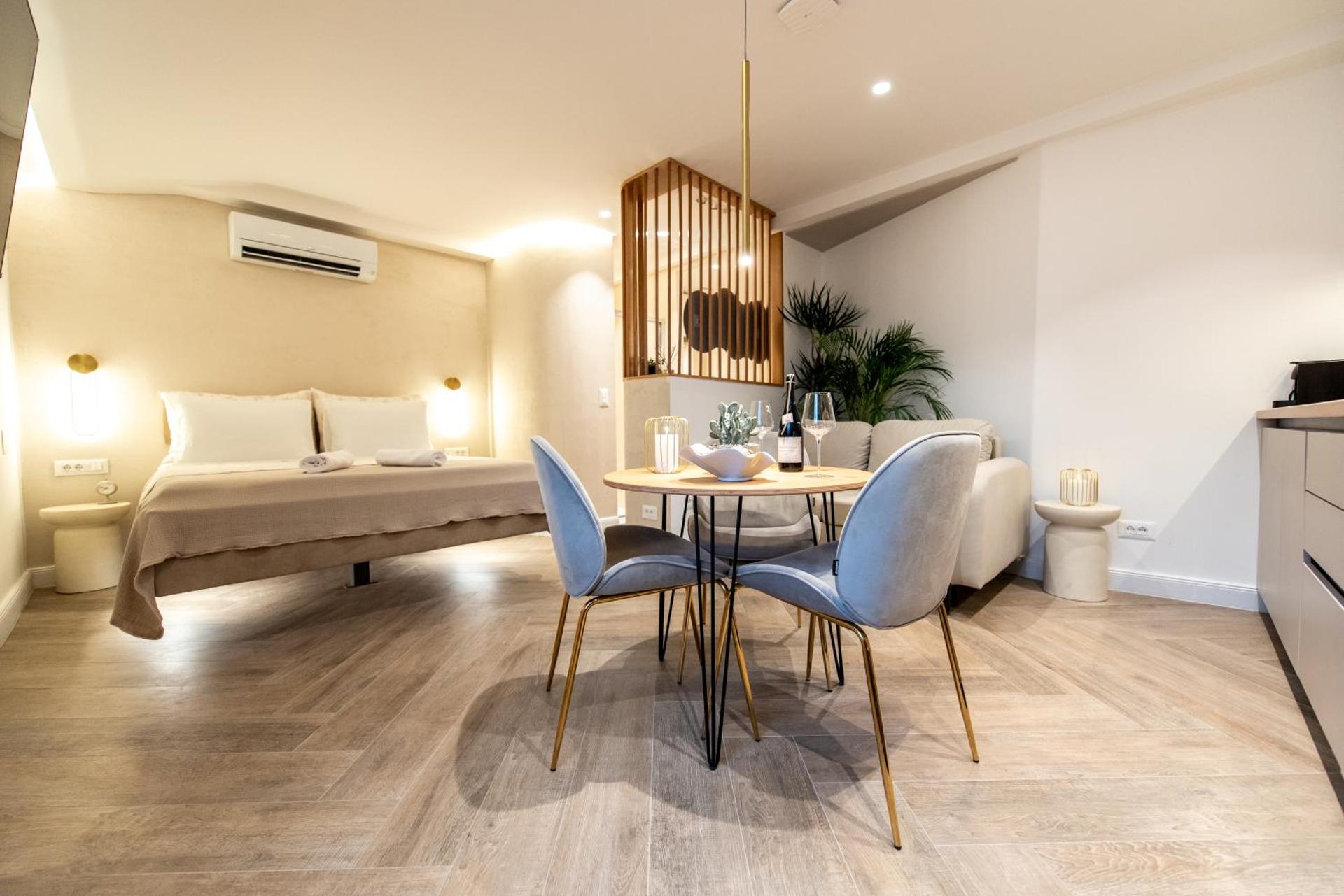 Rooms & Apartment Laura