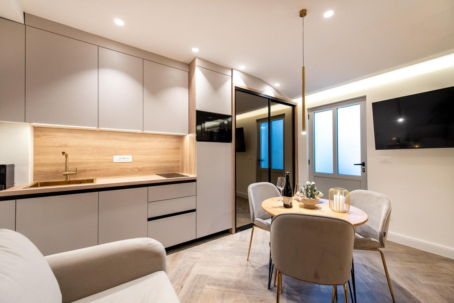 Rooms & Apartment Laura