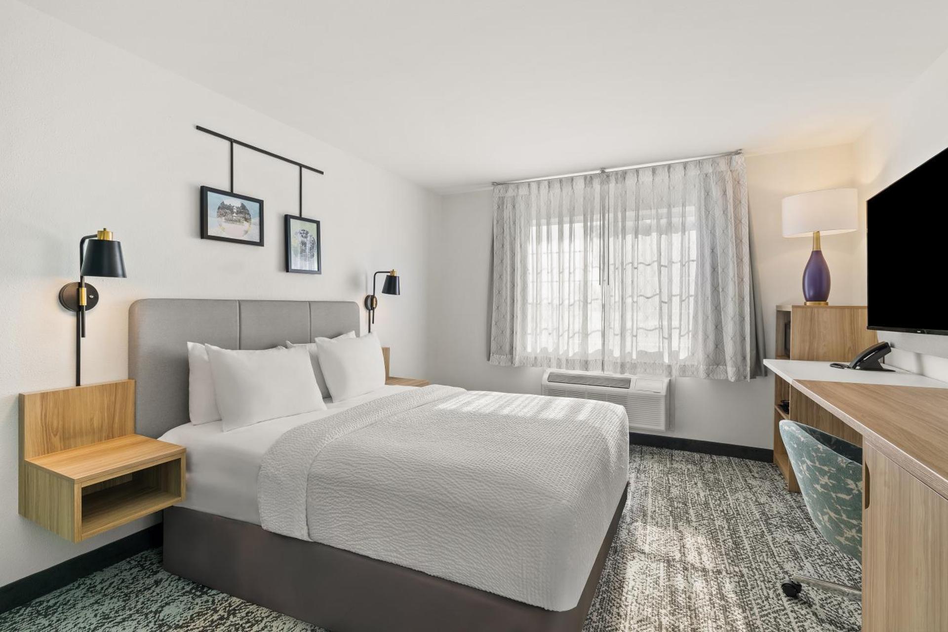 Queen Room - Mobility/Hearing Accessible - Non-Smoking