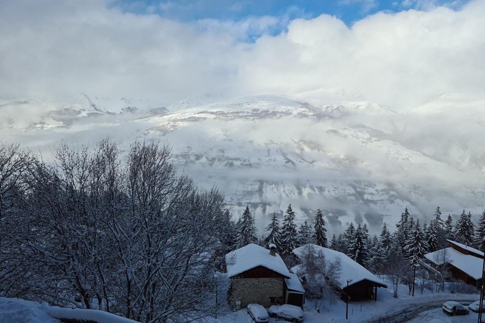 3-rooms apartment in front of snow