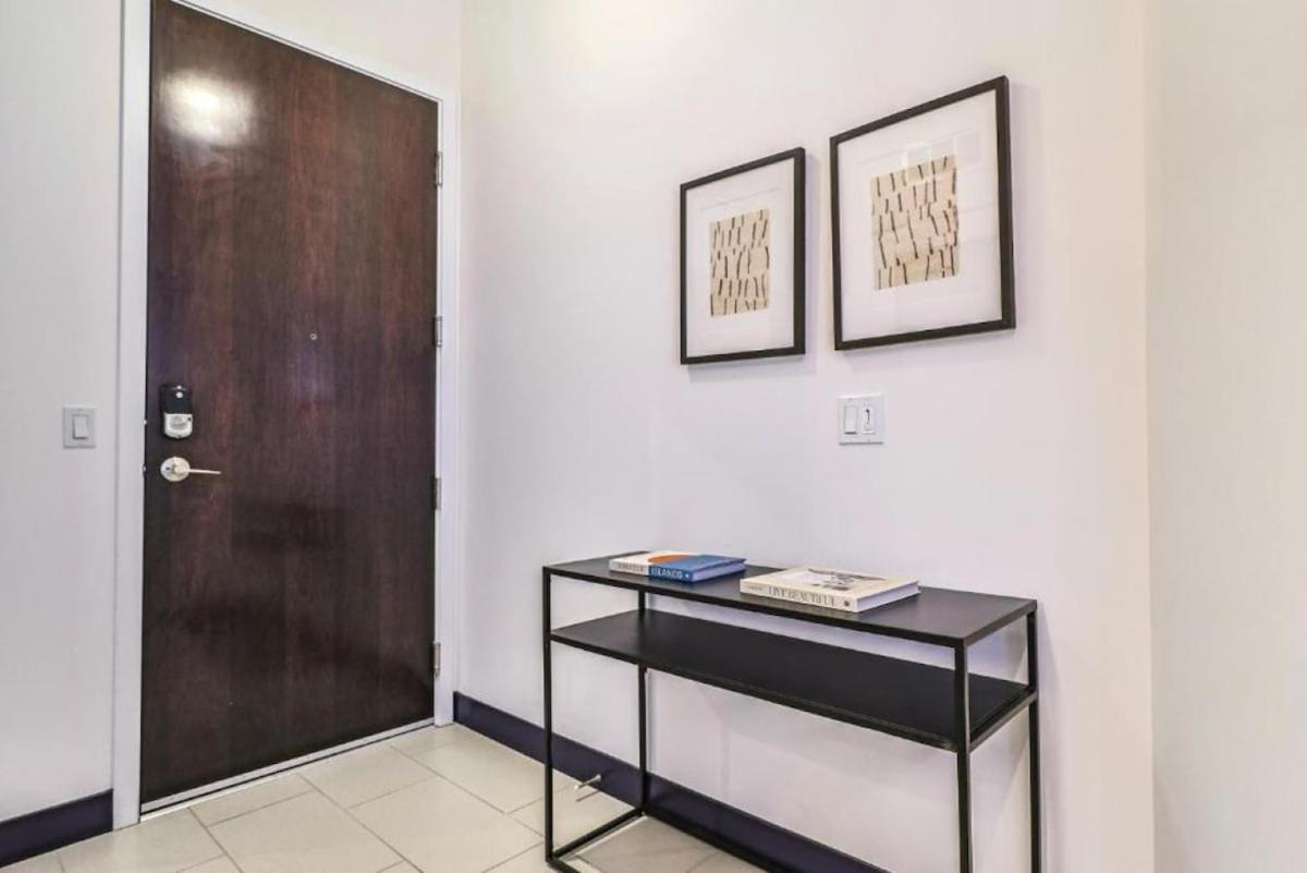 Stunning 1 BDR 1 BTH Modern Loft with Pool, Jacuzzi in DTLA!