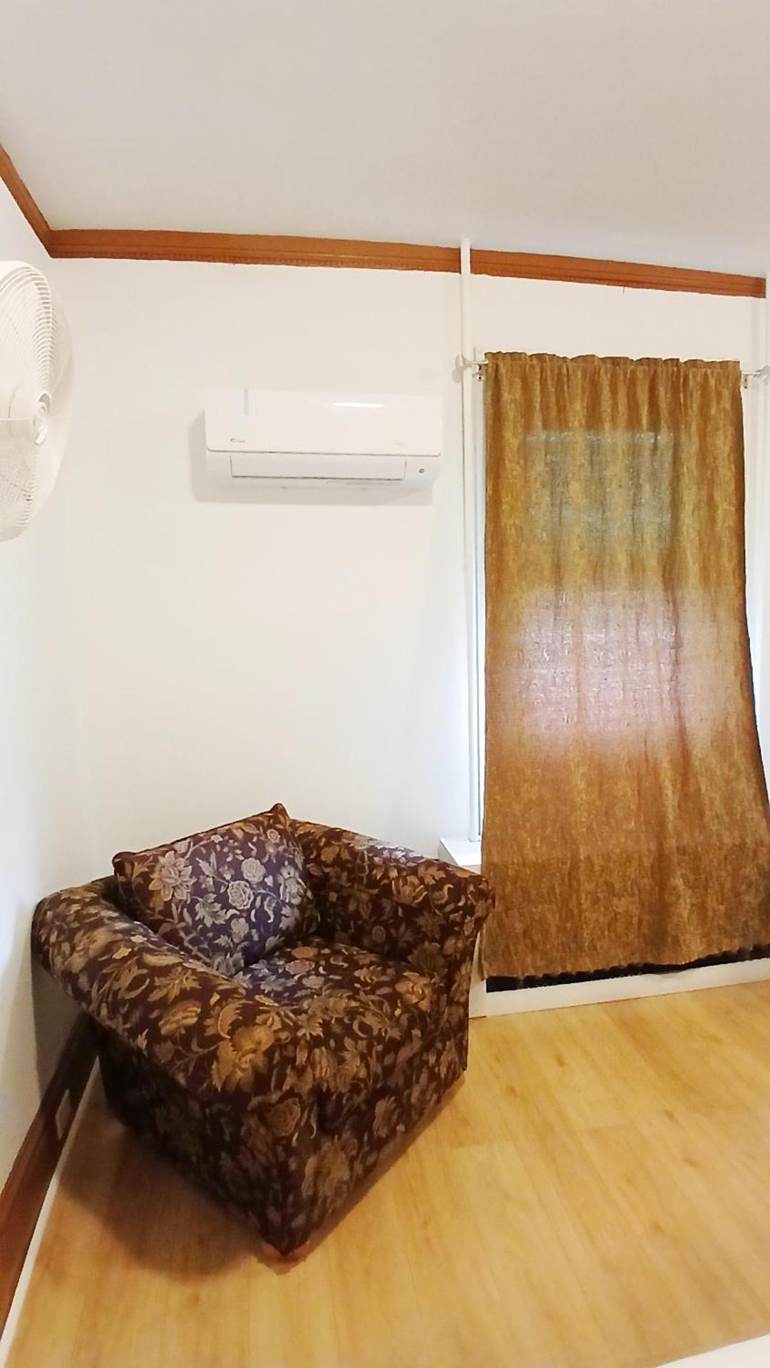 King-bed room with private bath -FREE WIFI-Self check in- New London-Mystic