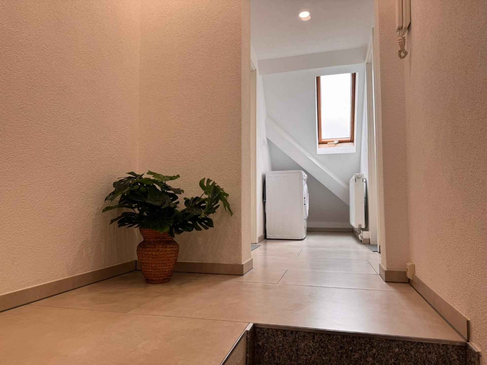 Traumhaft modernes Zimmer mit Doppelbett,,,,Gemeinschaftsbad und WC in 78554 Aldingen