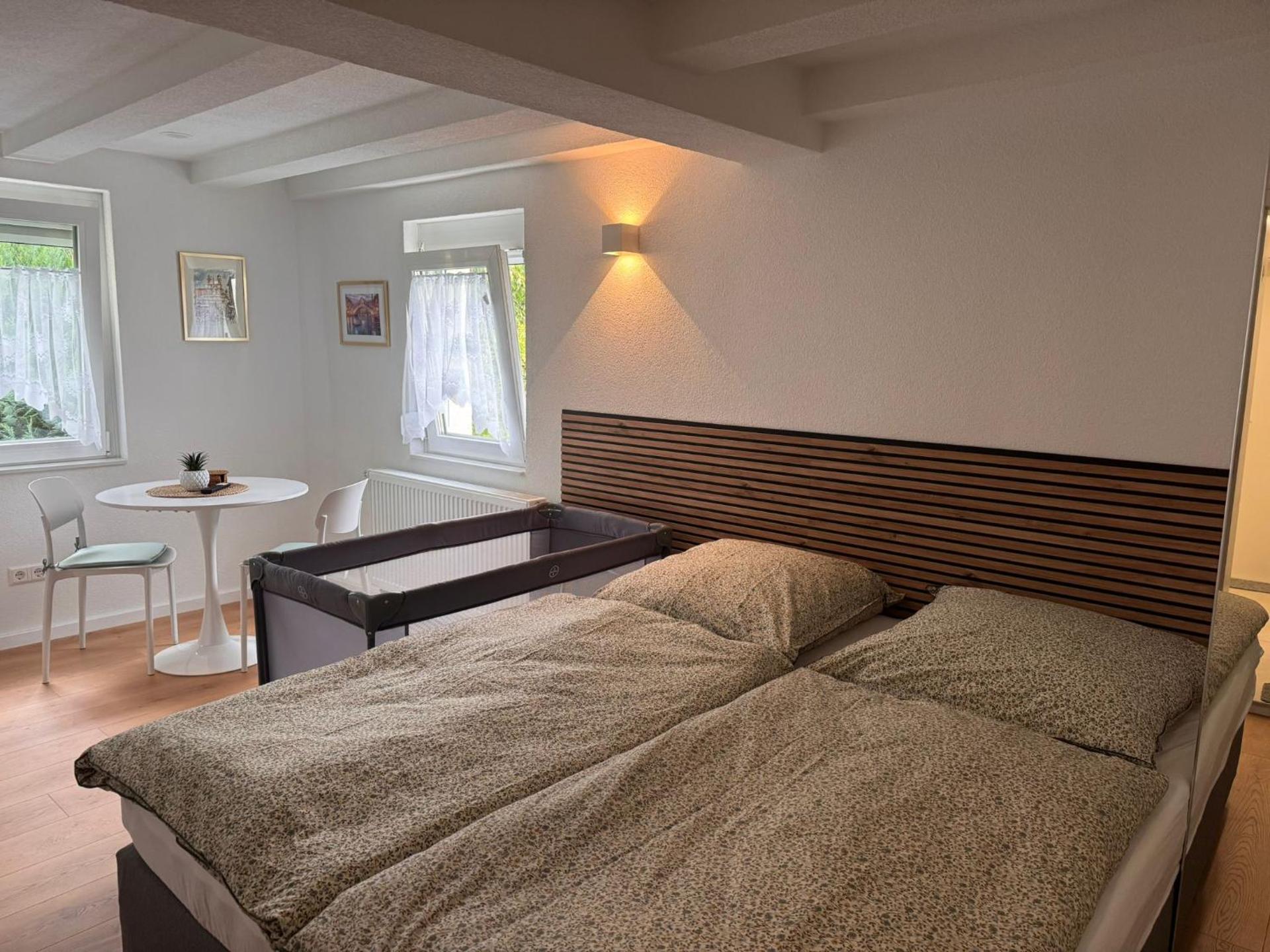 Traumhaft modernes Zimmer mit Doppelbett,,,,Gemeinschaftsbad und WC in 78554 Aldingen