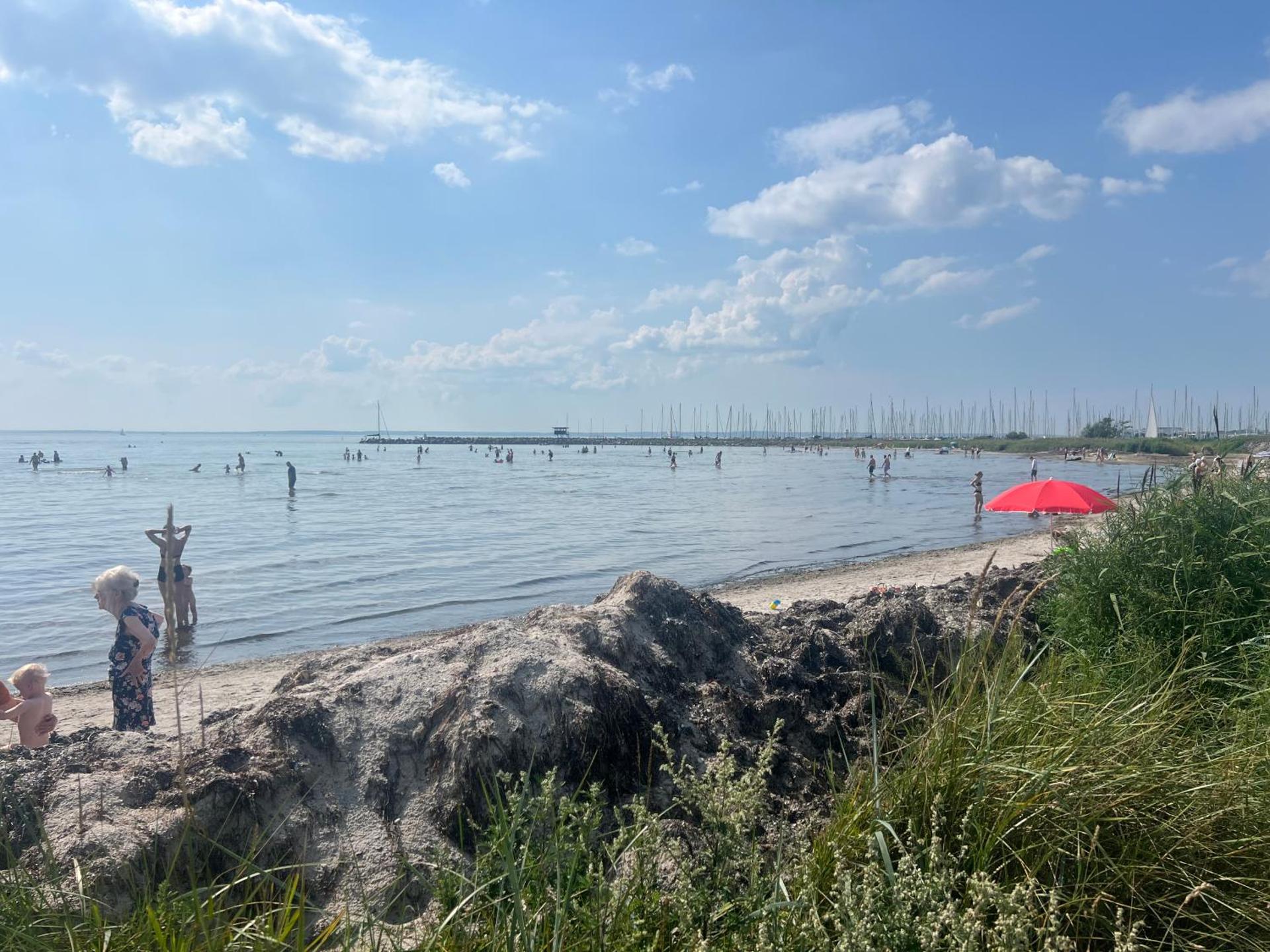 Charmig övernattning i båt Låt vågorna vagga dig till sömns