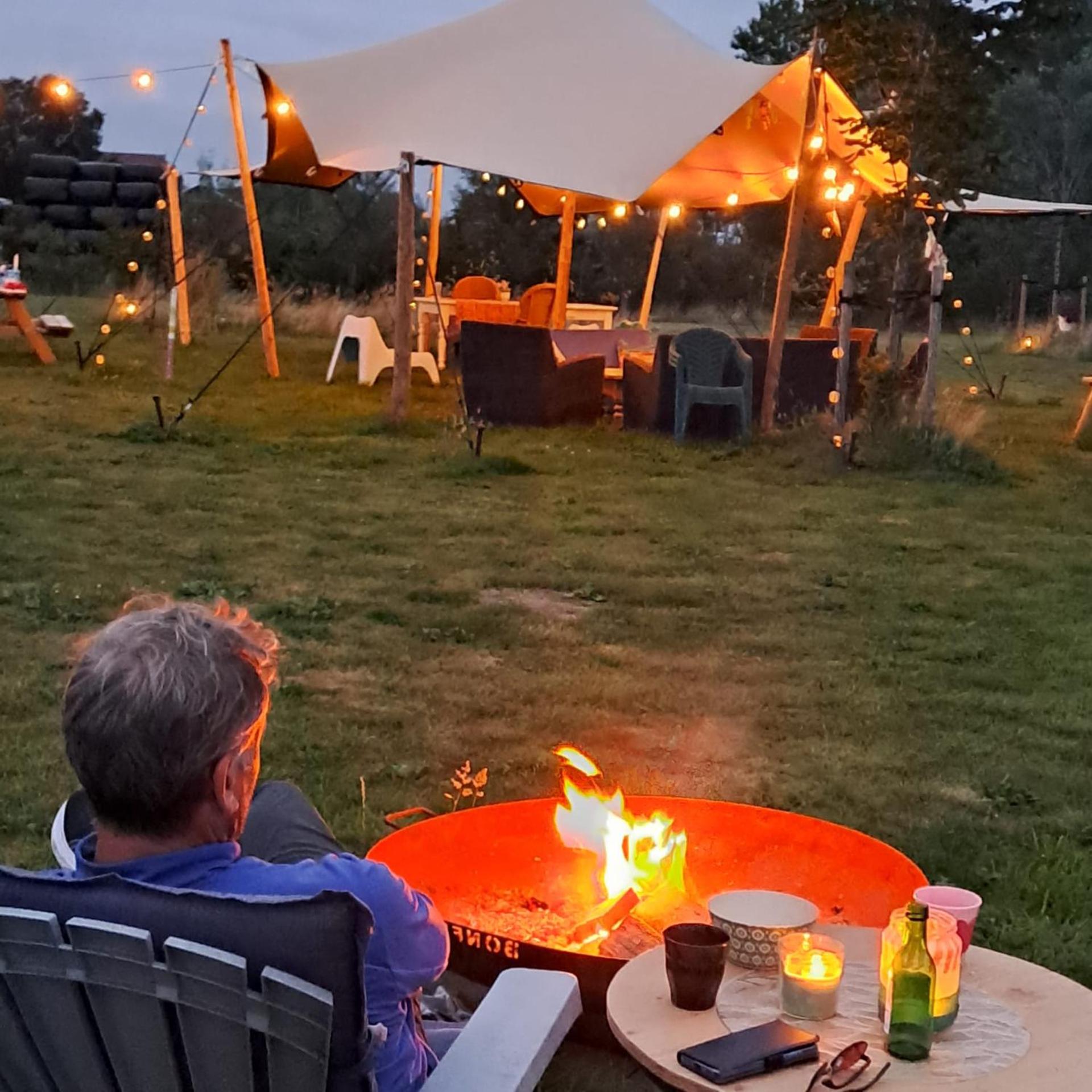 Kleurrijke retro contructam caravan vlakbij het Sneekermeer