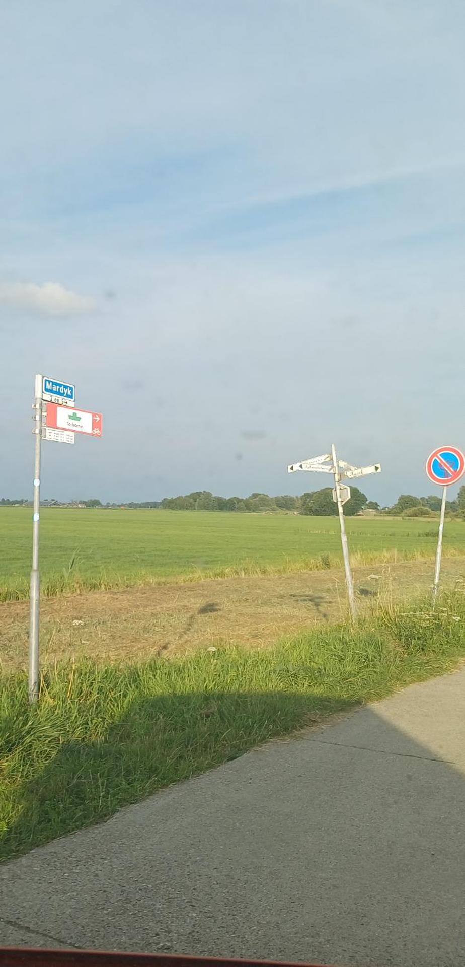 Kleurrijke retro contructam caravan vlakbij het Sneekermeer