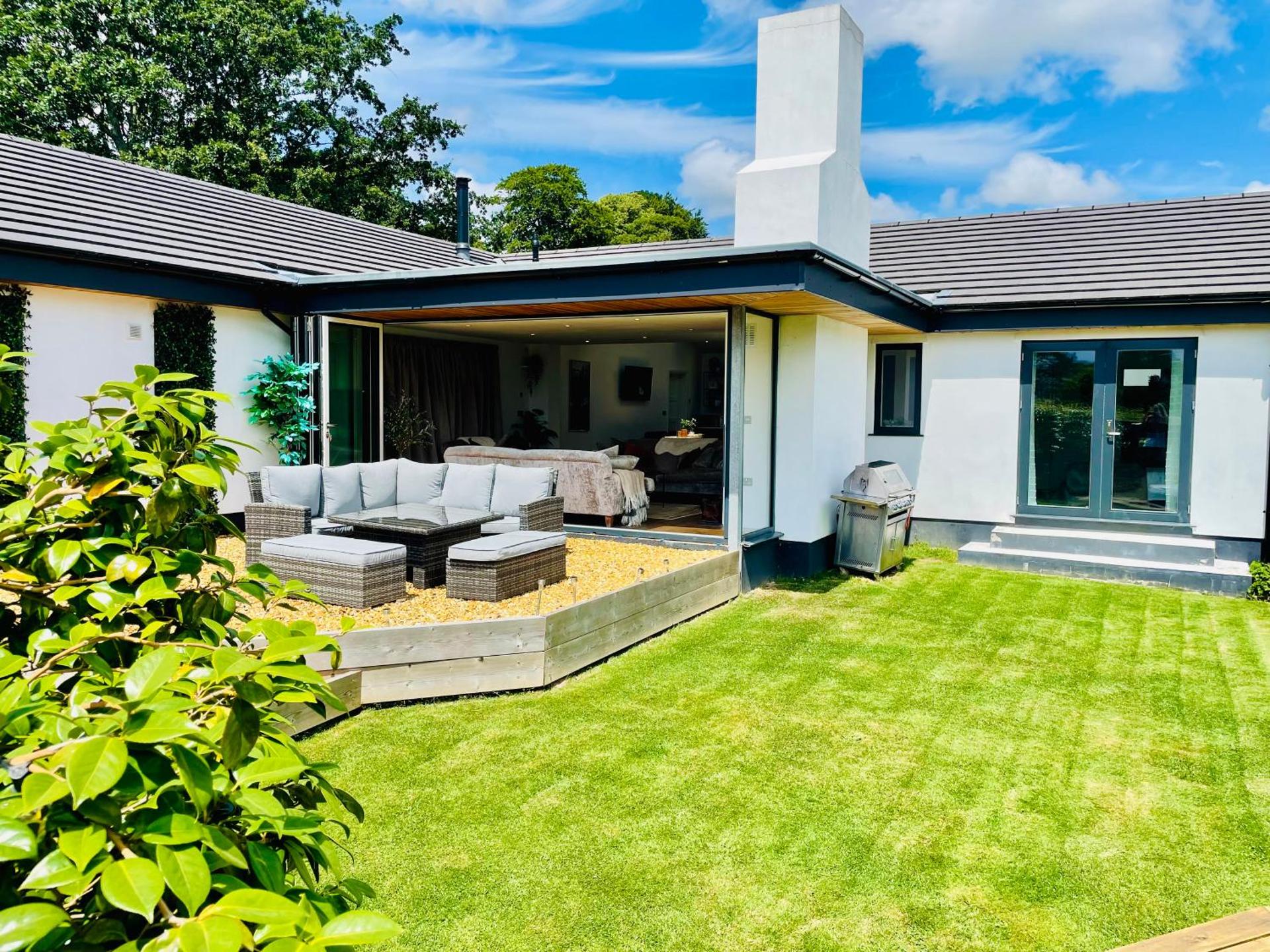 The Cuckoo's Retreat - Luxurious home with private garden & jacuzzi