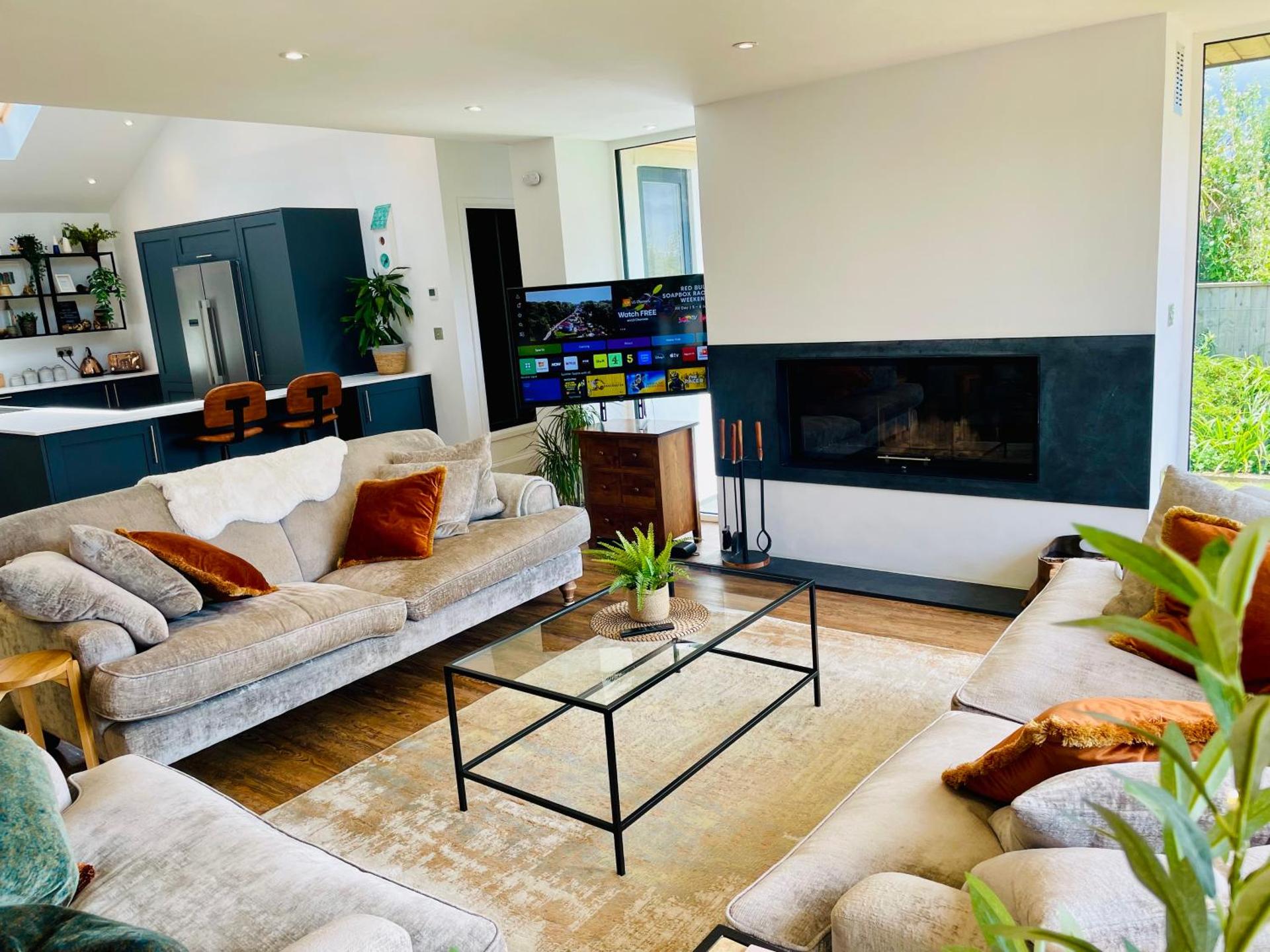 The Cuckoo's Retreat - Luxurious home with private garden & jacuzzi