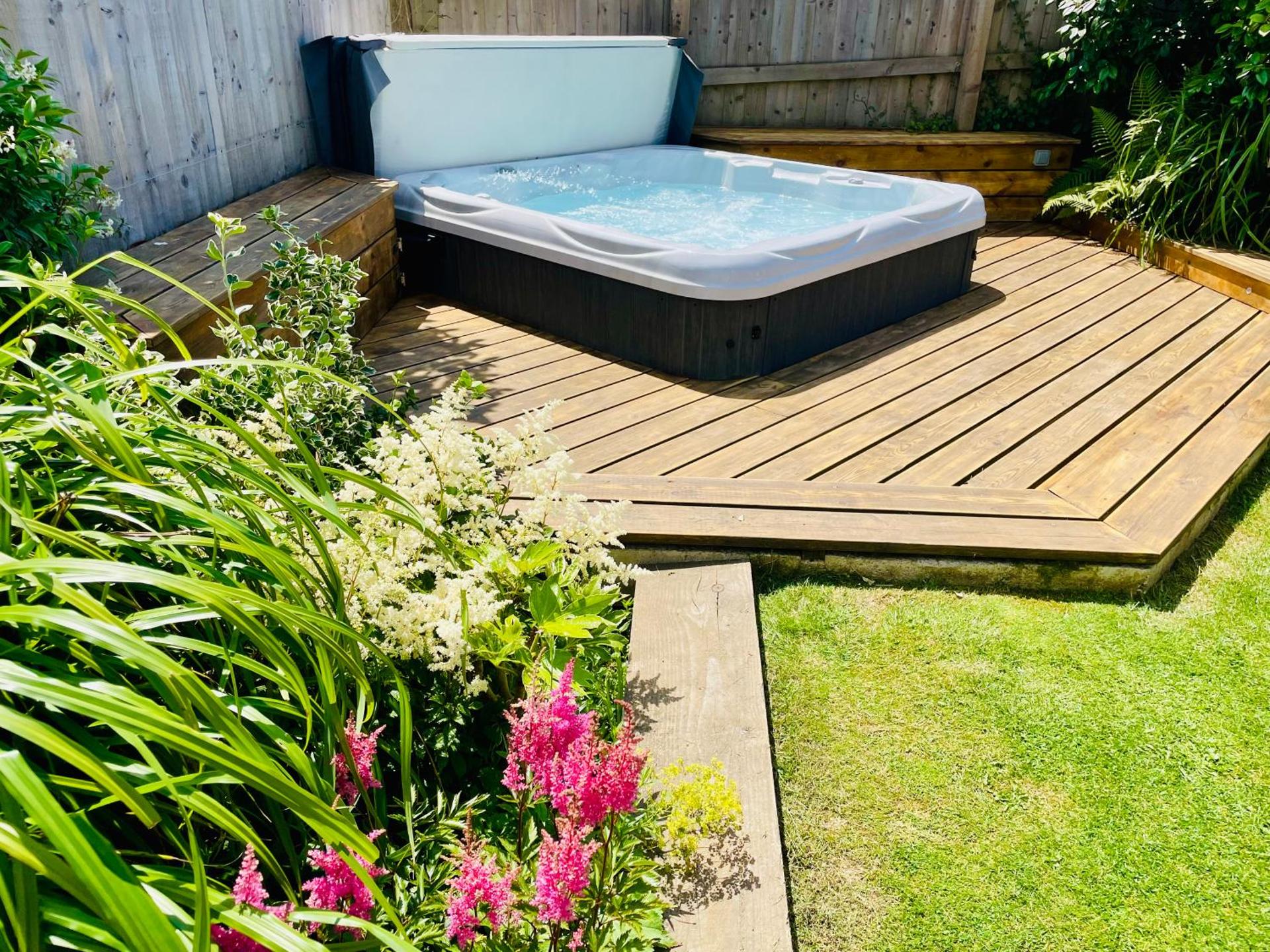 The Cuckoo's Retreat - Luxurious home with private garden & jacuzzi