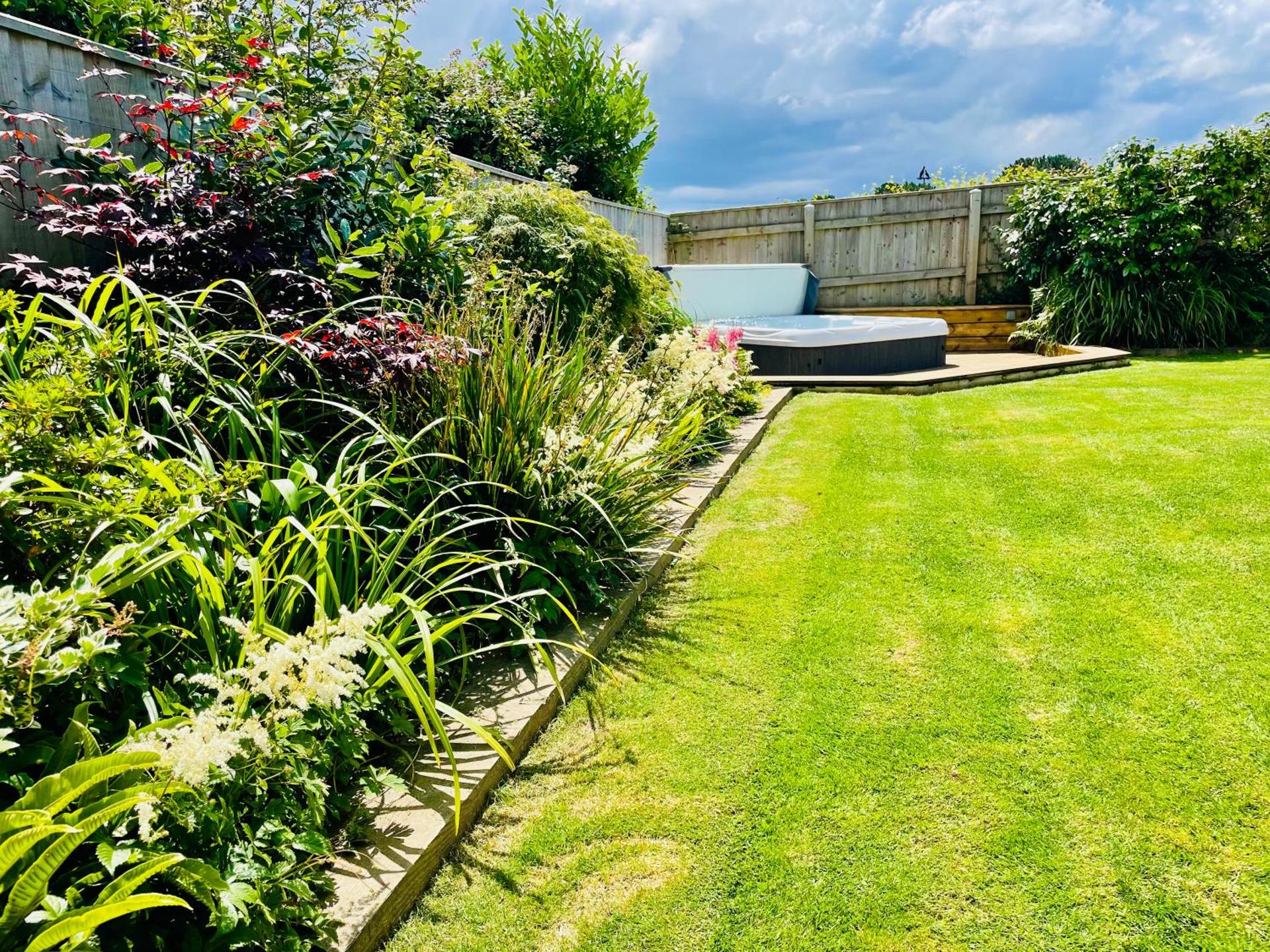 The Cuckoo's Retreat - Luxurious home with private garden & jacuzzi