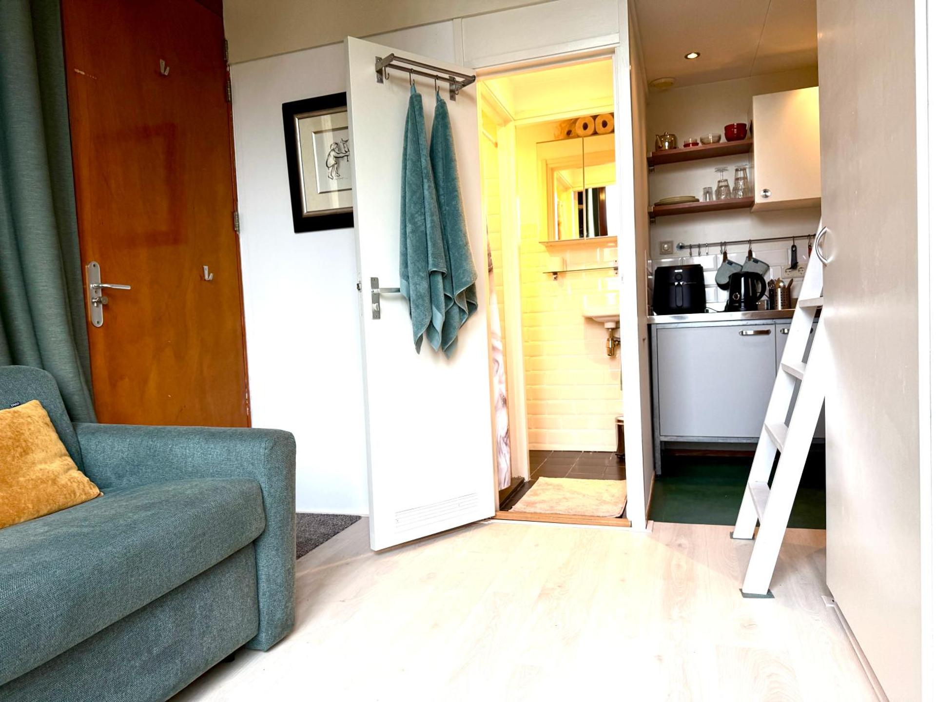 Cosy Studio, with outdoor swimming