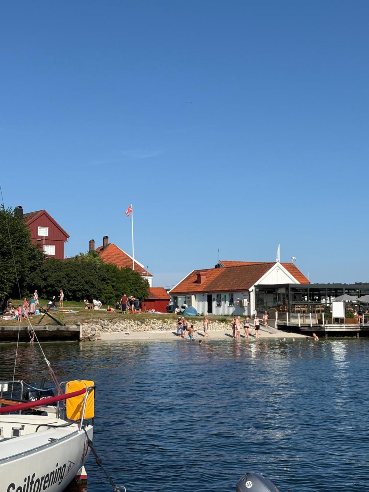 Nice apartment close to the sea with parking and garden